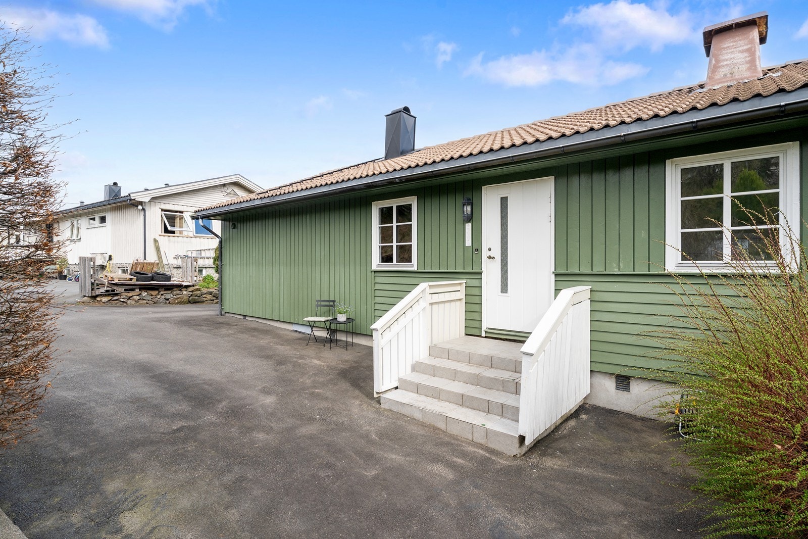 Boligen ligger barnevennlig til innerst i en stikkvei med to boliger. Galleribilde