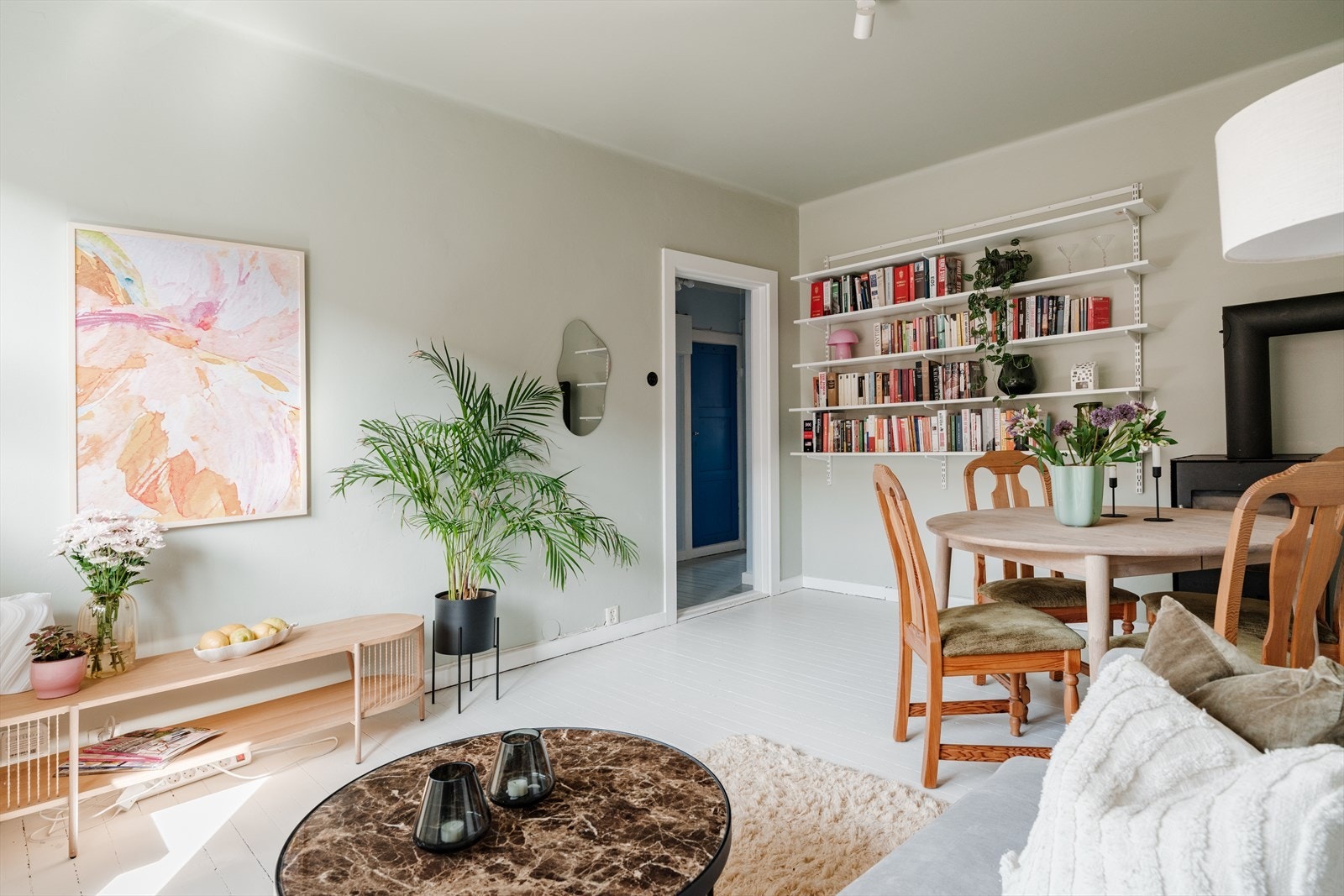 Legg merke til alt lyset som kommer inn i stuen via de store vindusflatene. Det er malt, originalt tregulv på gulv som fint kan slipes hvis ønskelig. Galleribilde
