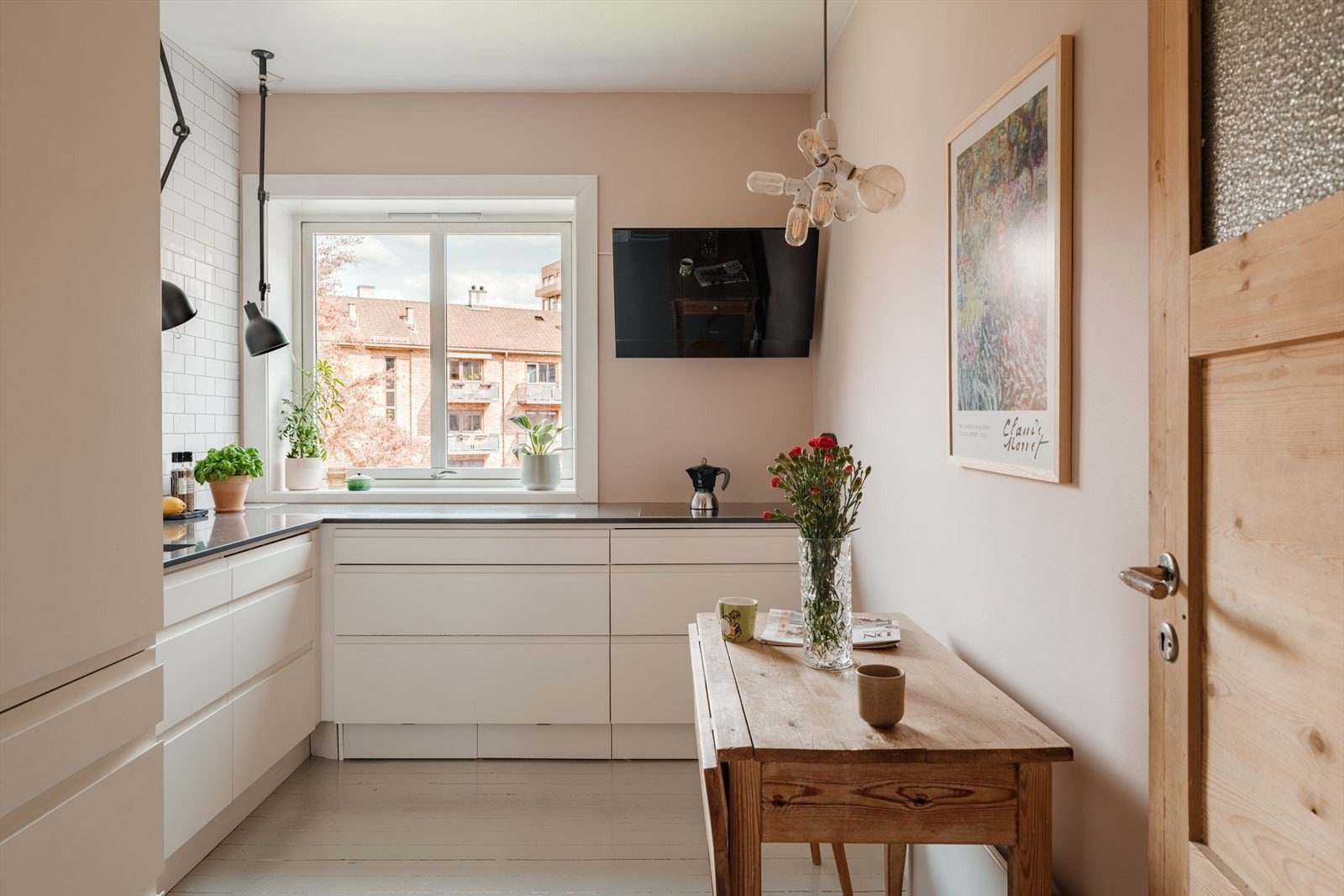 Leiligheten har et svært hyggelig kjøkken med plass til spisebord og utsikt mot indre gårdsrom. Galleribilde