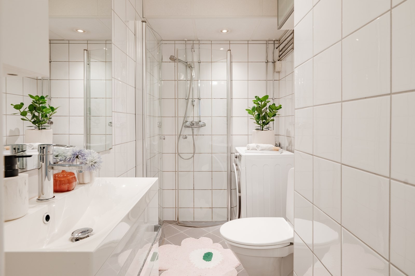 Opplegg for vaskemaskin/og det er tilkoblet et vannklosett. Naturlig ventilasjon. Bereder er plassert i kjøkkeninnredning og en i himling på badet. Galleribilde