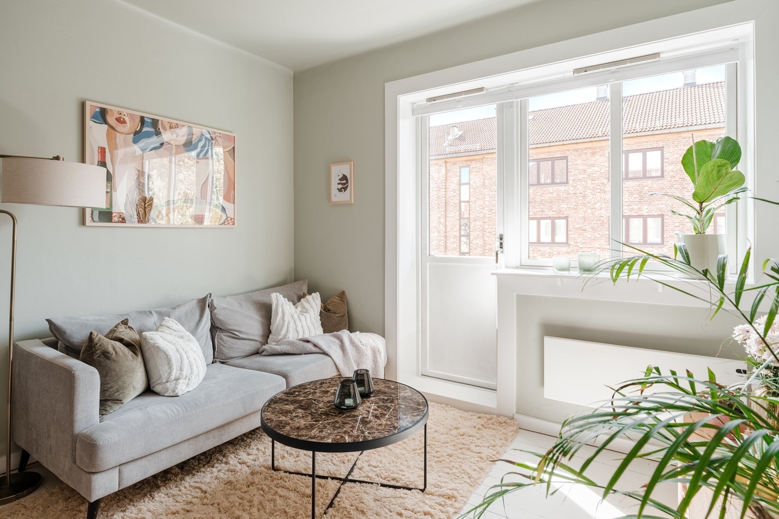 Lys og romslig stue med utgang til en herlig balkong. Galleribilde