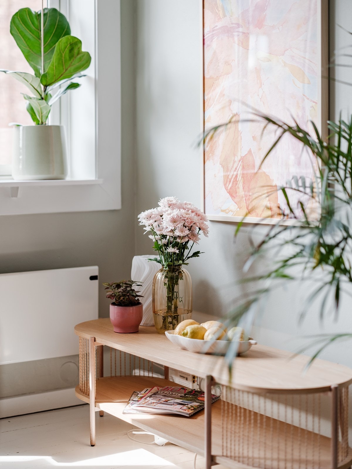 Dype vinduskarmer med plass til pyntegjenstander. Naturlig plass til TV-benk ovenfor sofagruppen. Galleribilde