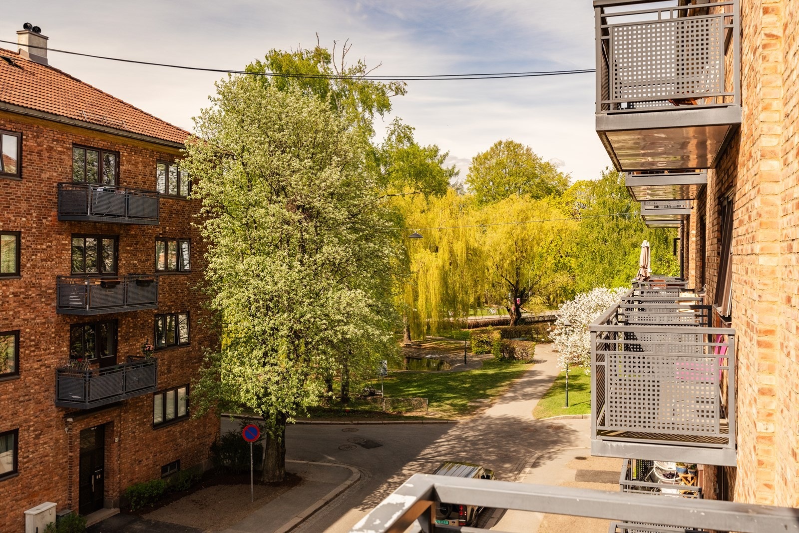 I tillegg har man en hyggelig utsikt mot nabolaget og parkområde. Galleribilde