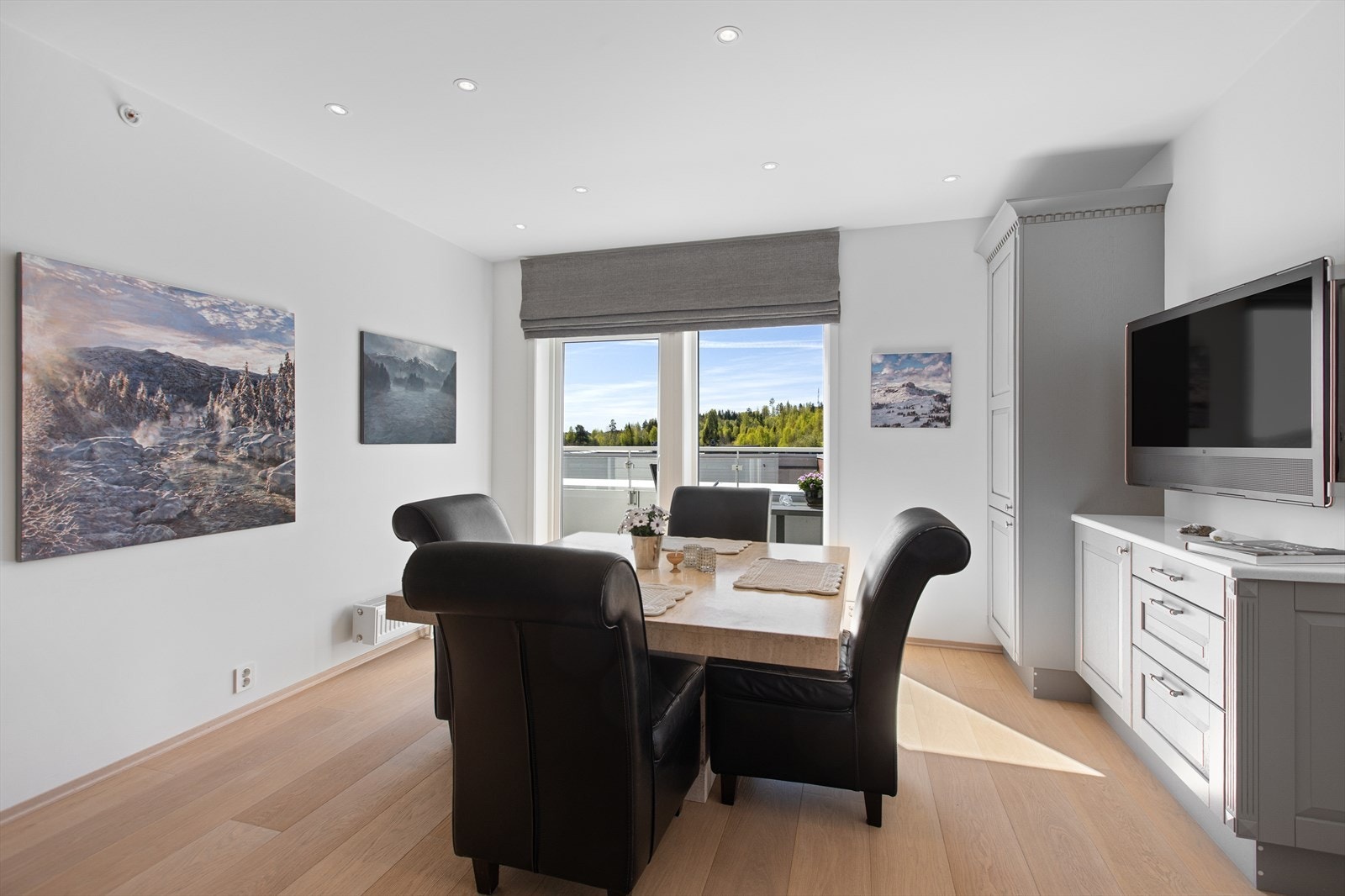 Utgang til verandaen som også deles med soverommene. Galleribilde