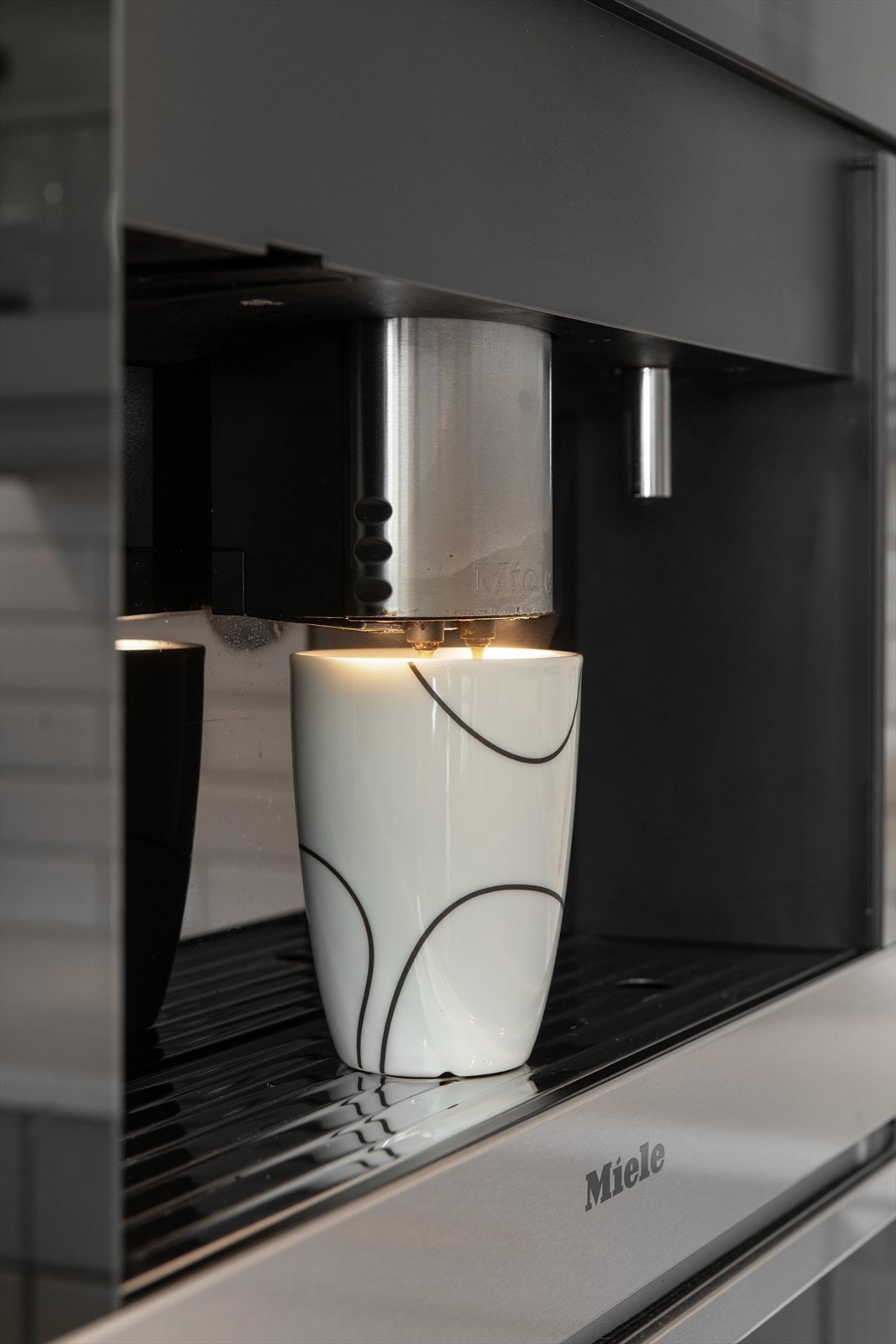 Integrert kaffemaskin i høyskapet. Galleribilde