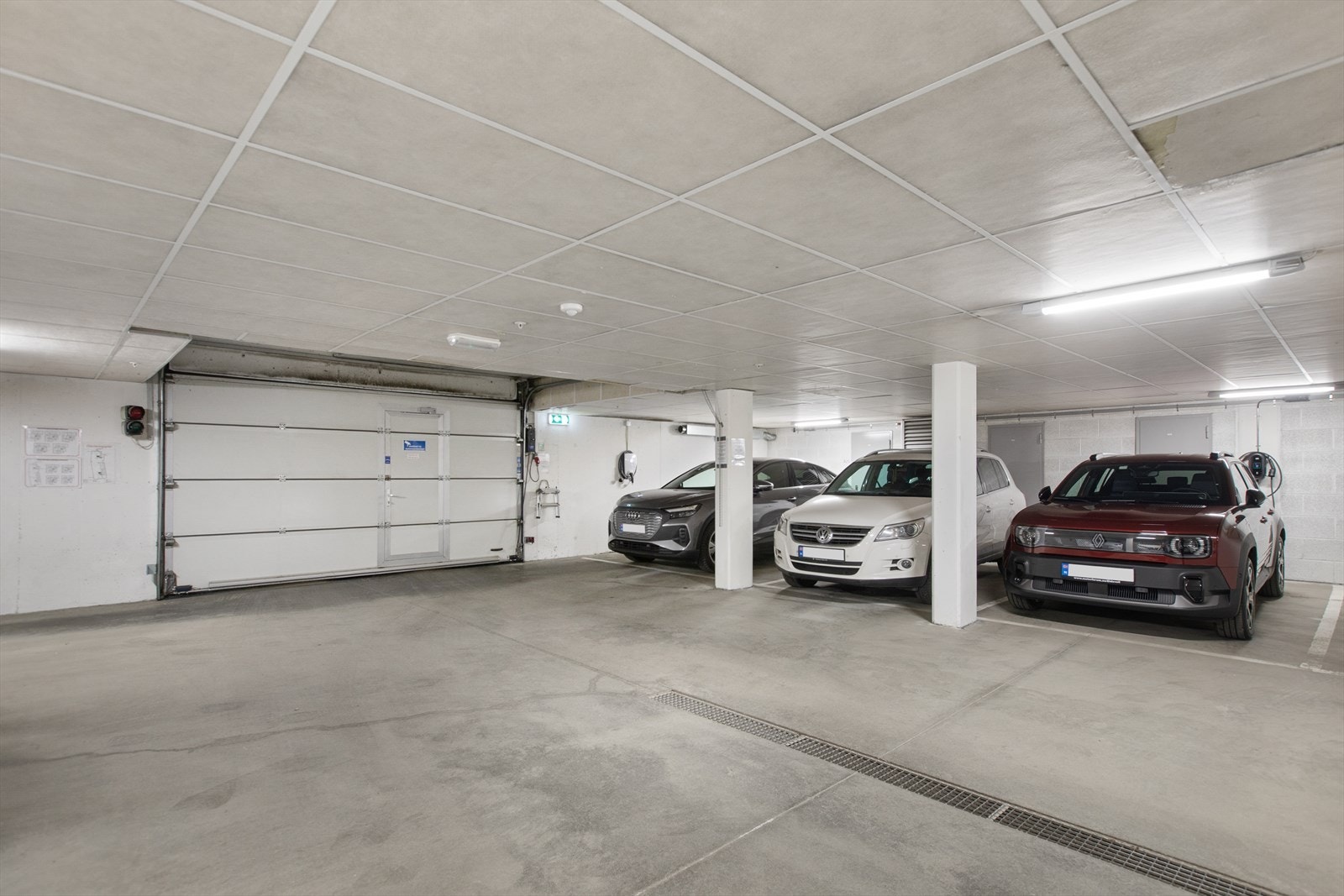 God plass i garasjen med elbillader. Stor bod med innredning, fryser og elektrisk avsugsvifte for preparering av ski. Itillegg er det egen uteparkering. Galleribilde
