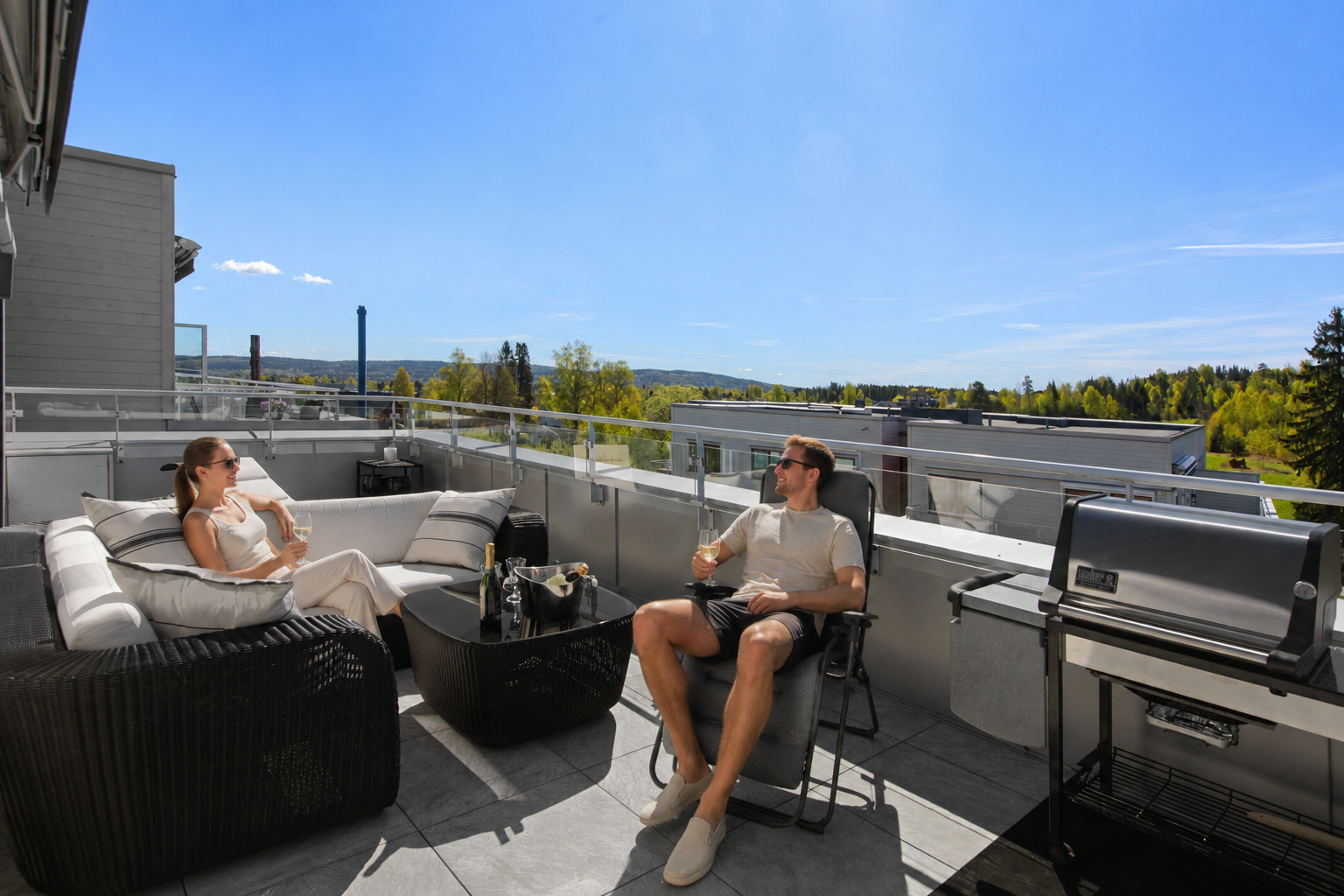 Hellelagte terrasser over gulv med sluk. Frostfri vannkran på begge terrassene. Galleribilde