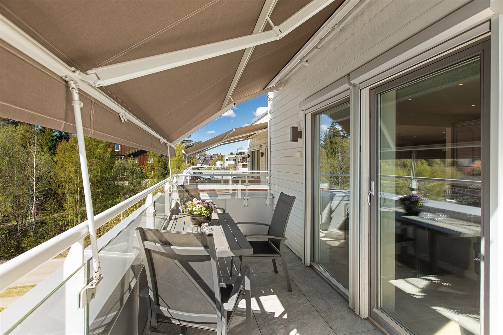 Veranda med markise fra kjøkkensiden og soverommene. Galleribilde