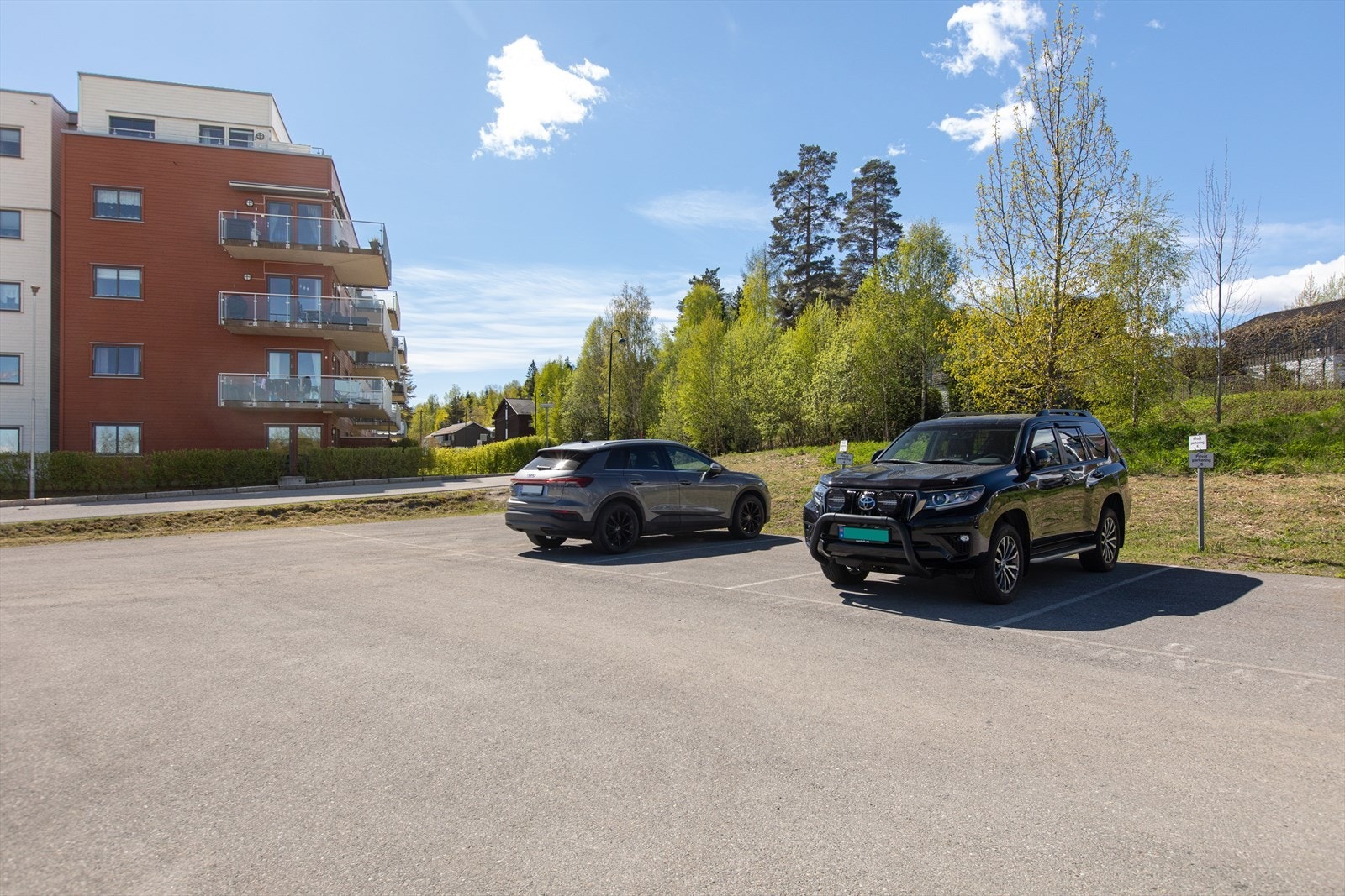 Ekstra parkeringsplass ute. Galleribilde