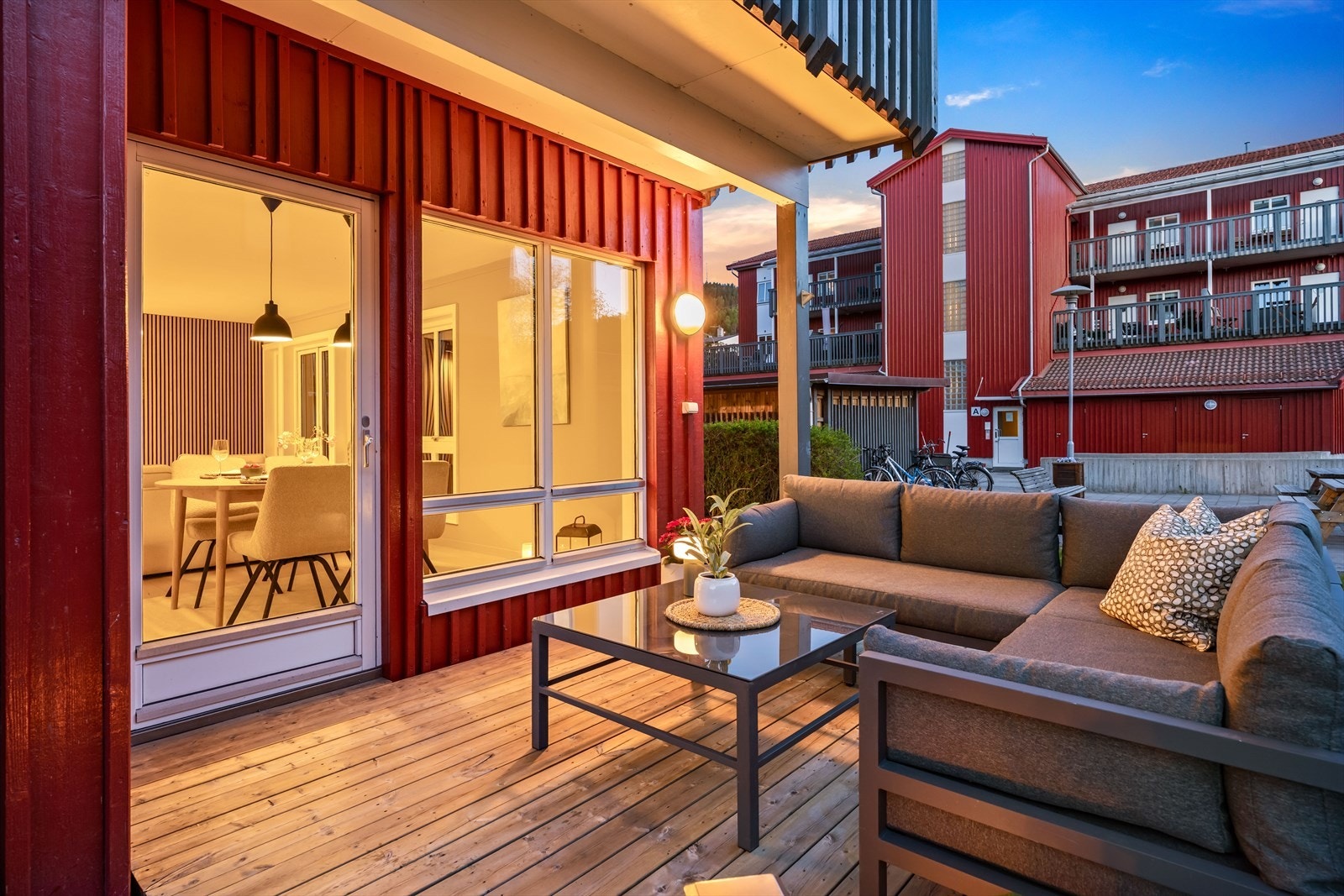 Terrasseplattingen har god plass til en sittegruppe. Galleribilde