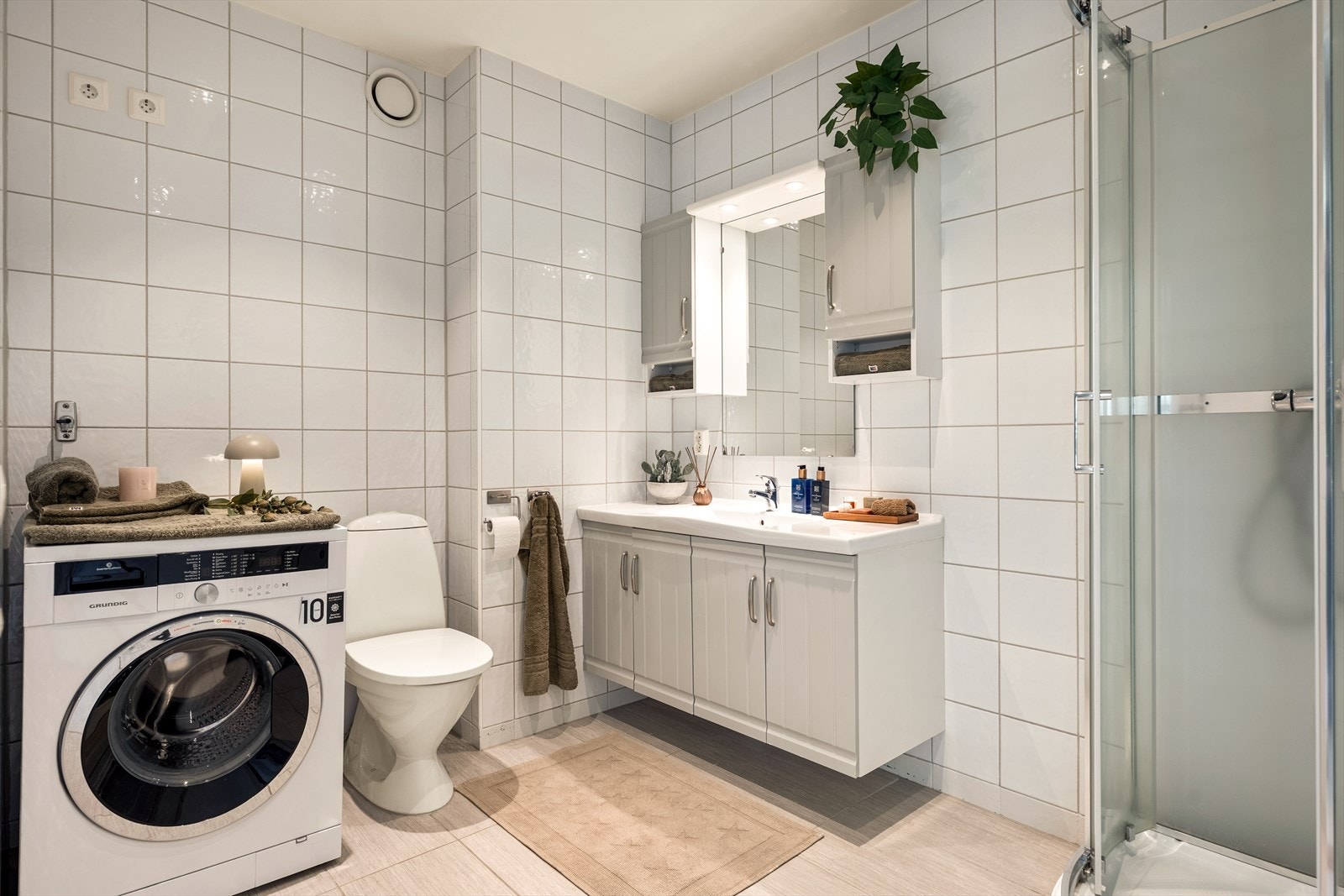 Badet ble oppgradert med flis på flis i 2016 og er utstyrt med dusjkabinett, toalett og servantinnredning. Galleribilde