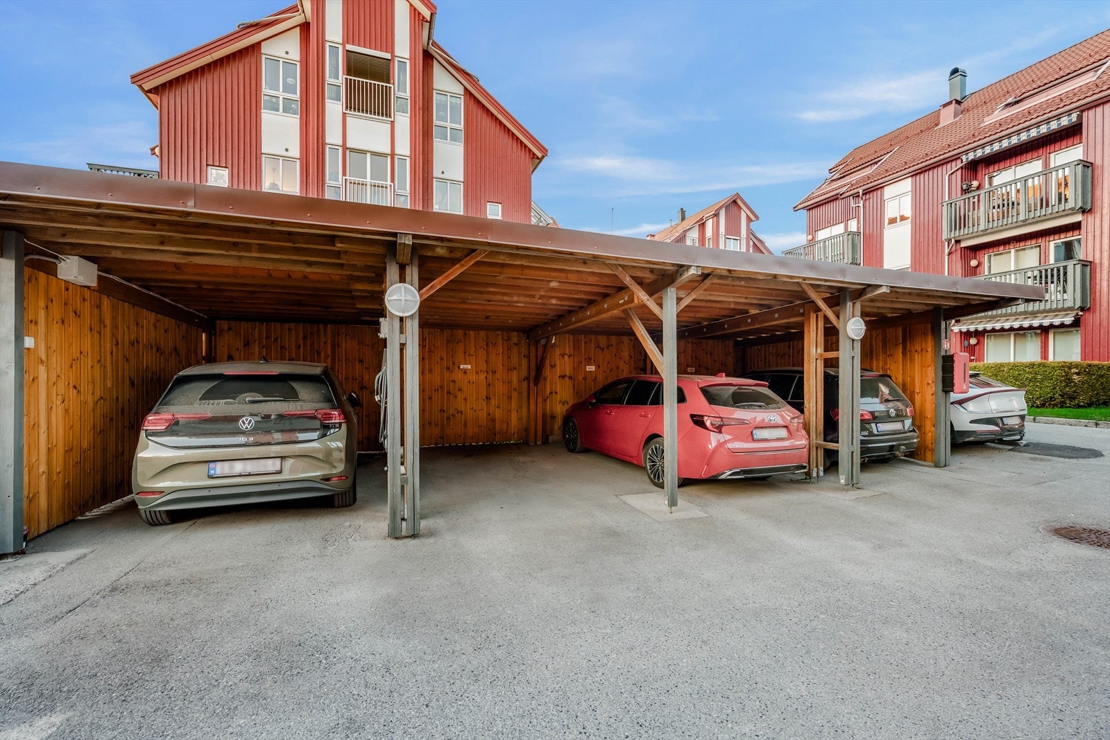 Det medfølger garasjeplass i felles carportrekke. Galleribilde