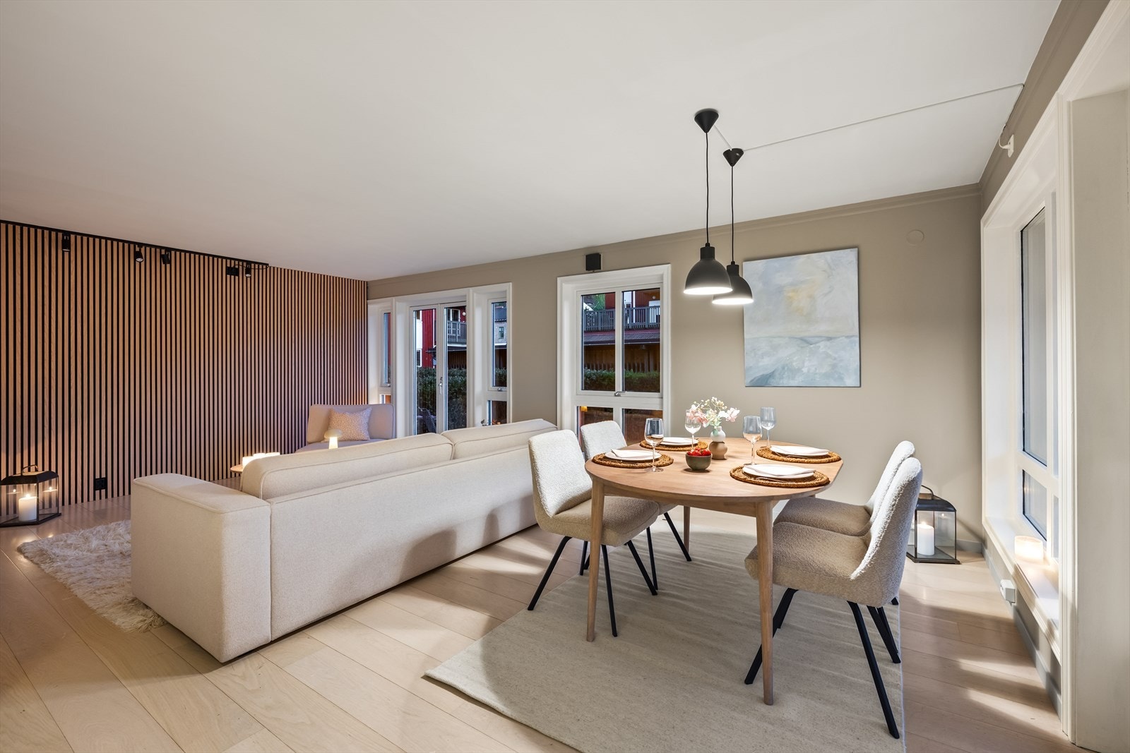 Moderne stue med lyse vegger og parkett på gulv. Galleribilde