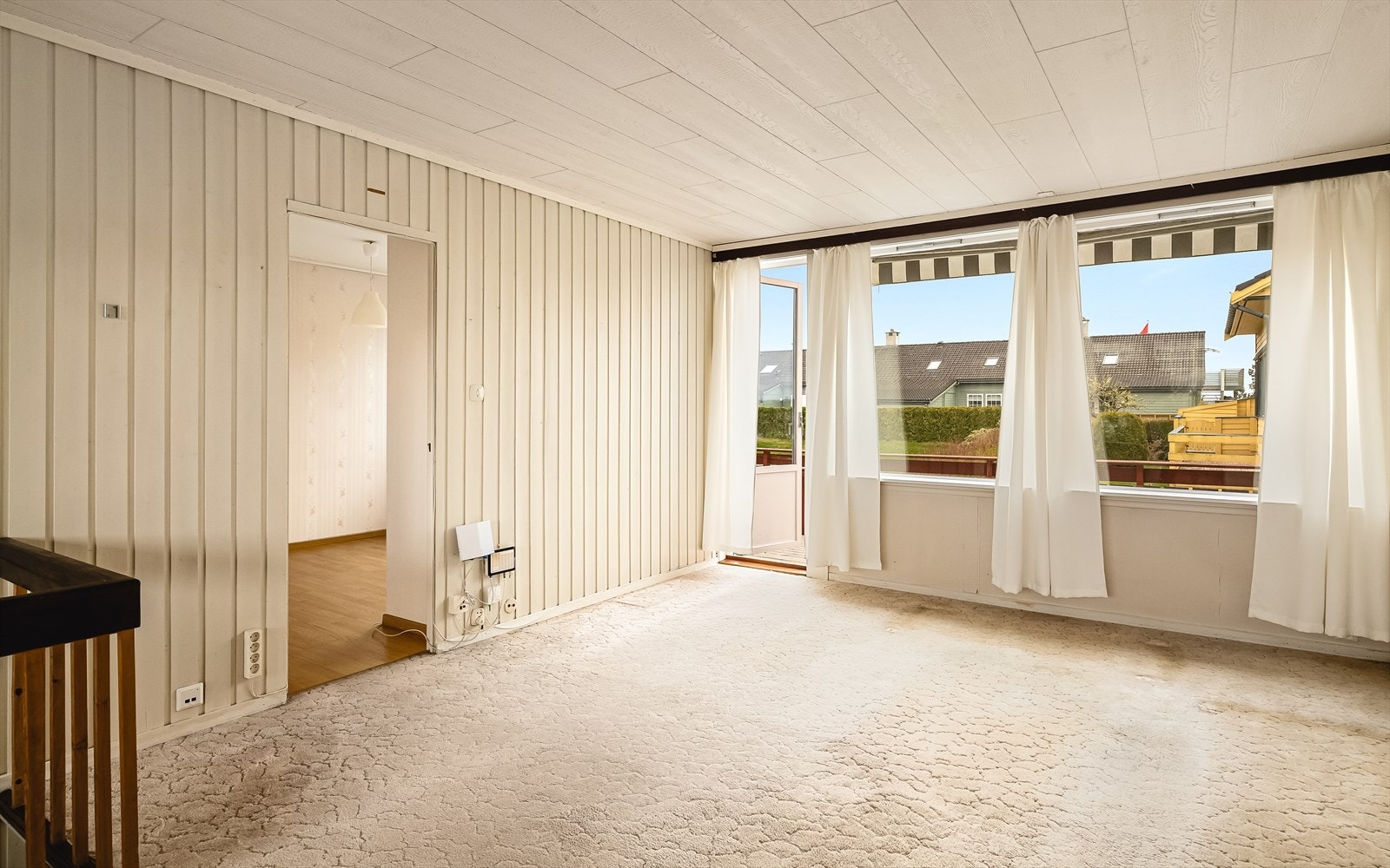 Herfra er det utgang til terrasser på begge sider av boligen, samt direkte tilgang til hageareal. Galleribilde