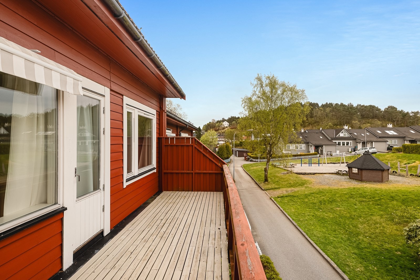 Vestvendt altan på 15 m² med utgang fra stue. Galleribilde