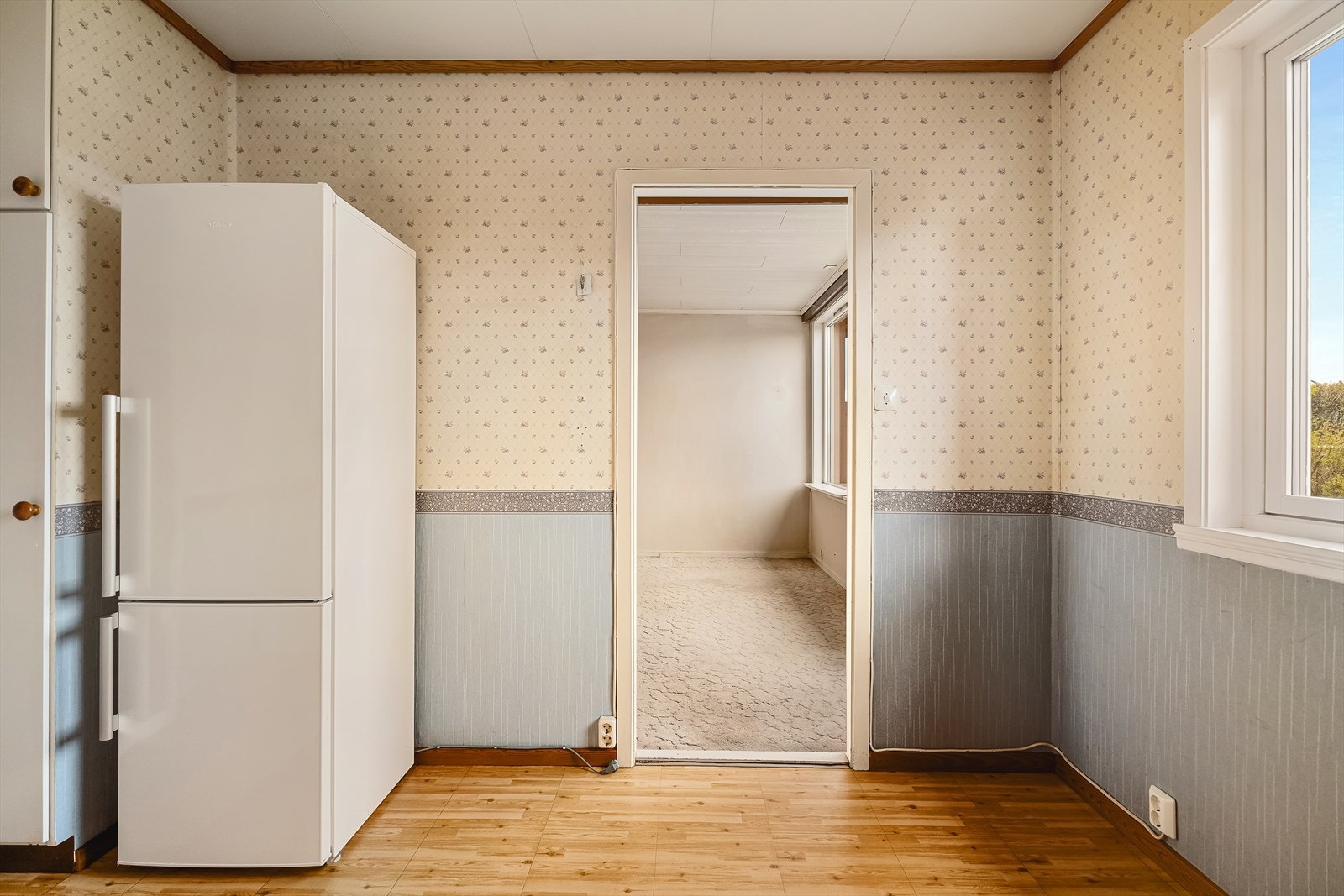 Lettvegg mellom kjøkken og stue gir gode muligheter for modernisering. Veggen kan enkelt fjernes, slik at man kan åpne opp rommene og skape en lysere, mer åpen og moderne planløsning. Galleribilde