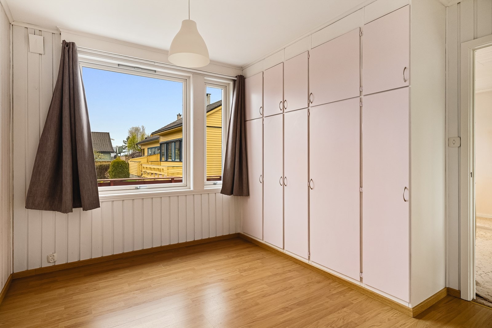 Hovedsoverommet (11,6 kvm) er i hovedetasjen, med skyvedørsgarderobe og innebygd garderobeskap. Adkomst via luke opp til loftsetasjen, som i dag er uinnredet. Her ligger det gode muligheter for å innrede og skape ekstra bruksareal (ca. 42-43 m²). Galleribilde