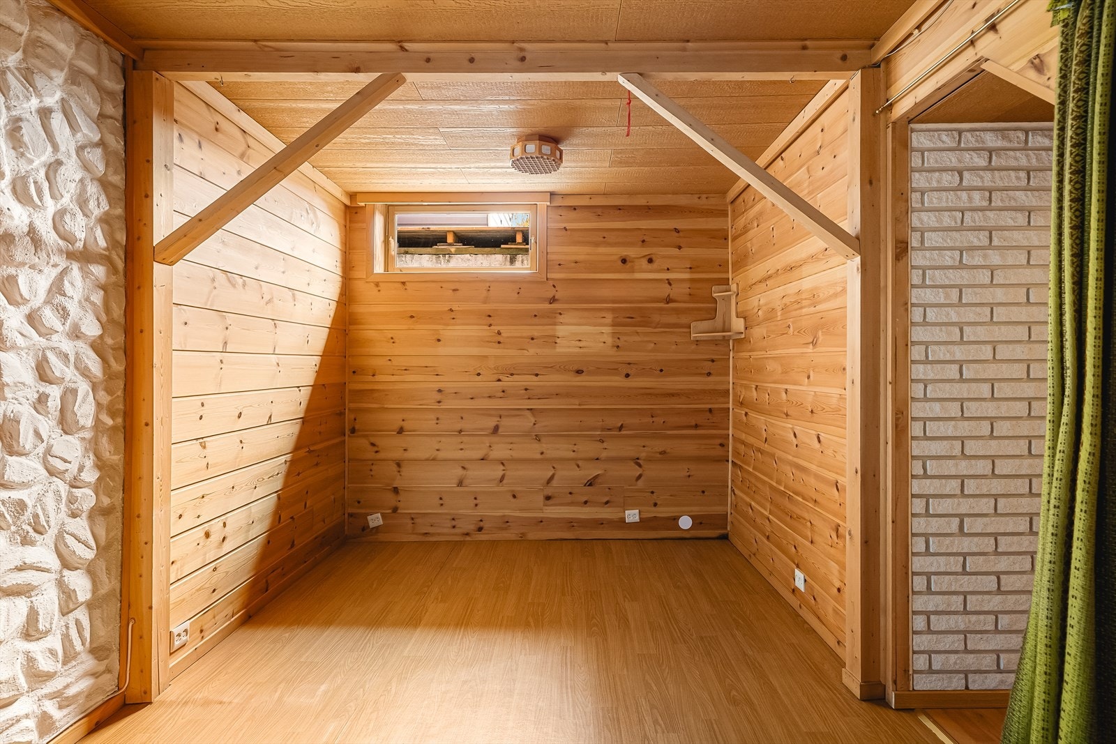 Det er varmekabler i kjellerstue, mellomgang og på badet. Galleribilde