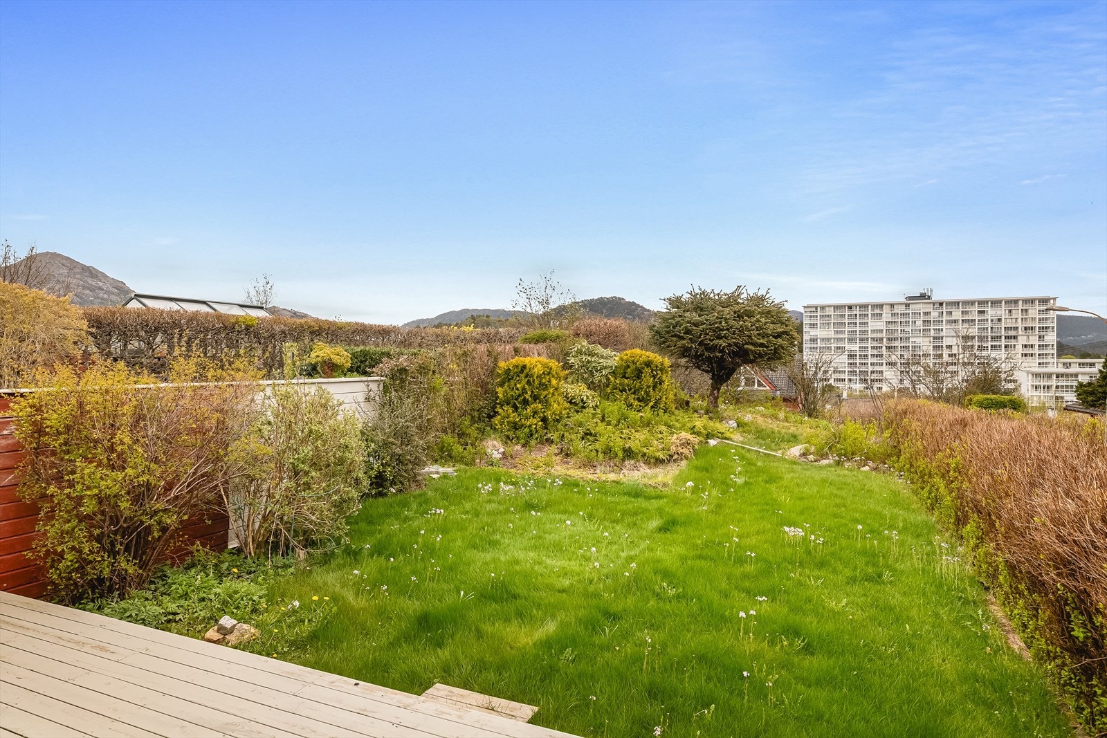 Fra stuen er det i tillegg utgang til en østvendt terrasse (21,6 kvm) og en hyggelig hage, hvor morgensolen kommer tidlig og varer utover formiddagen og videre mot ettermiddag. Galleribilde