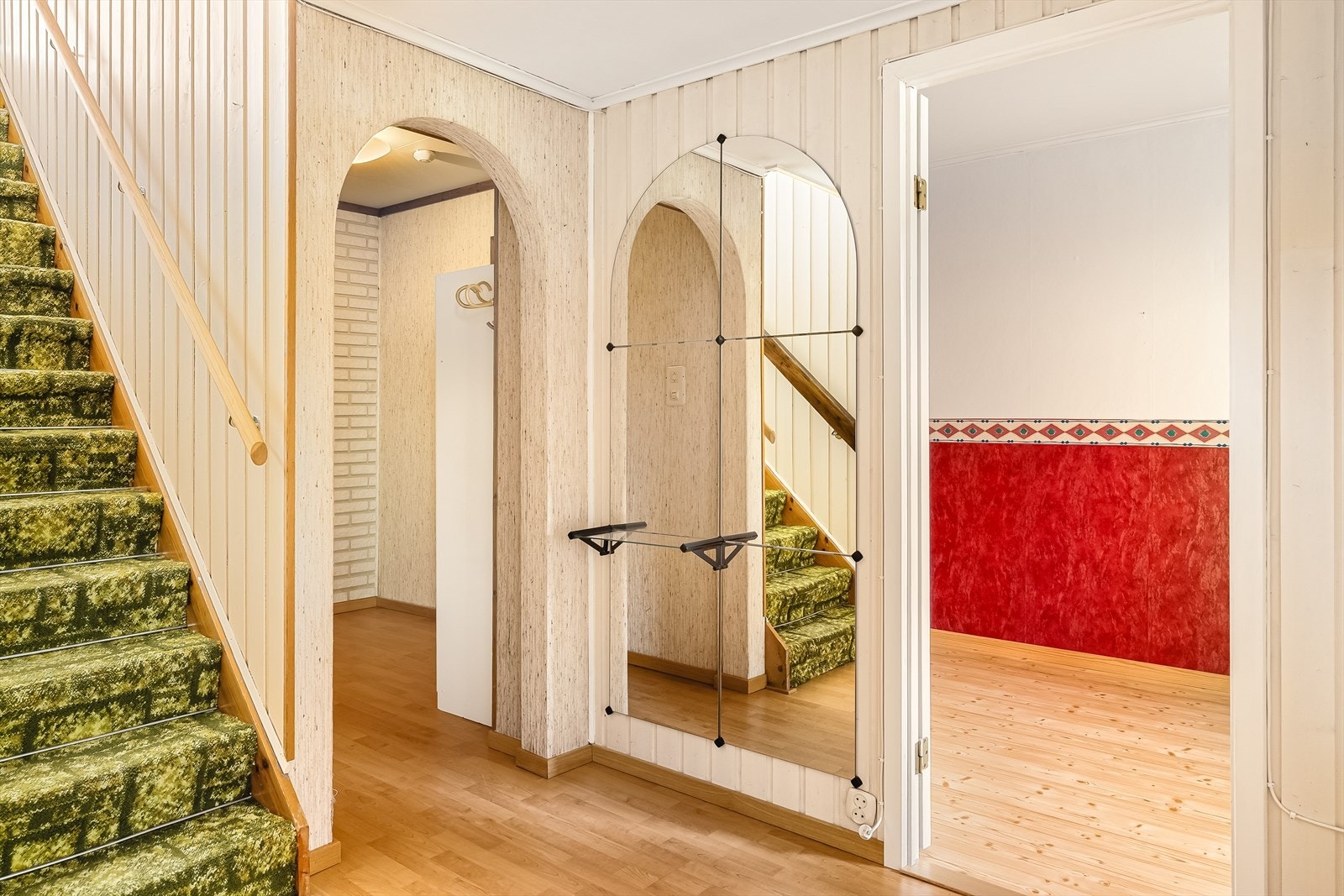 Innvendige overflater består av laminat, vinylbelegg og teppe på gulv, samt tapet, panel og malte flater på vegger. Himlinger har takplater/malt platekledning. Standard fremstår gjennomgående som eldre. Galleribilde