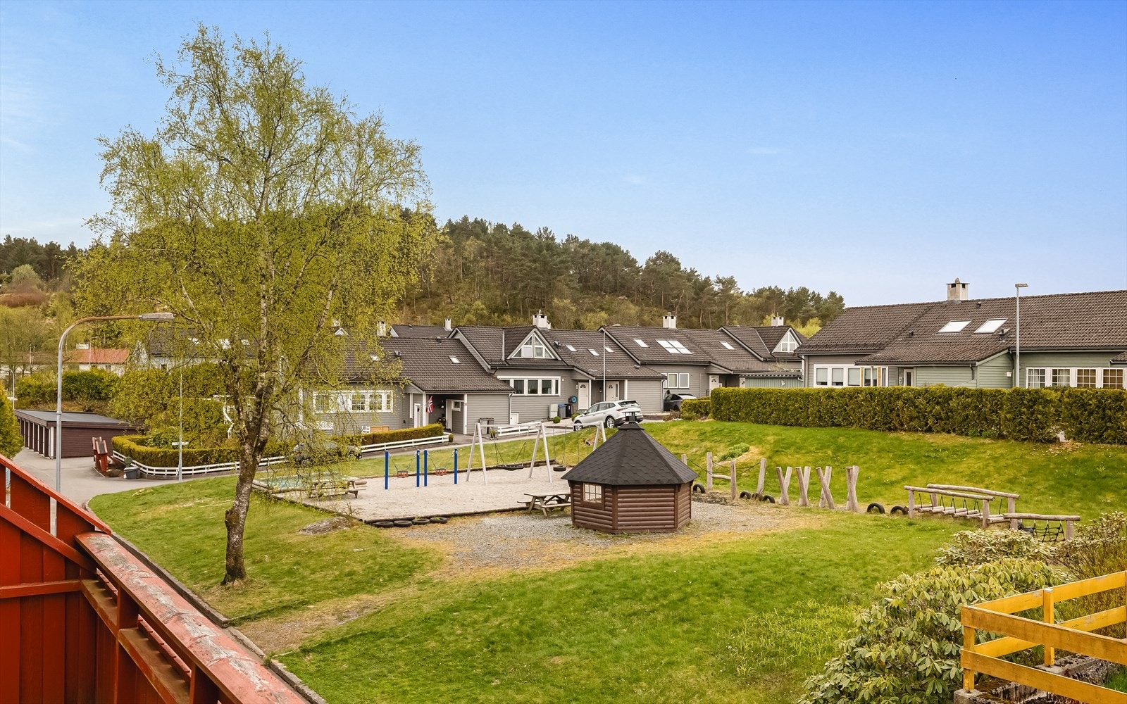 Fellesområdene i borettslaget er pent opparbeidet med interne veier, lekeplasser, ballbinge,
grøntarealer og div prydbusker/beplantning + skateboard park. Det er etablert badestrand i Brl v/Storavatnet. Galleribilde