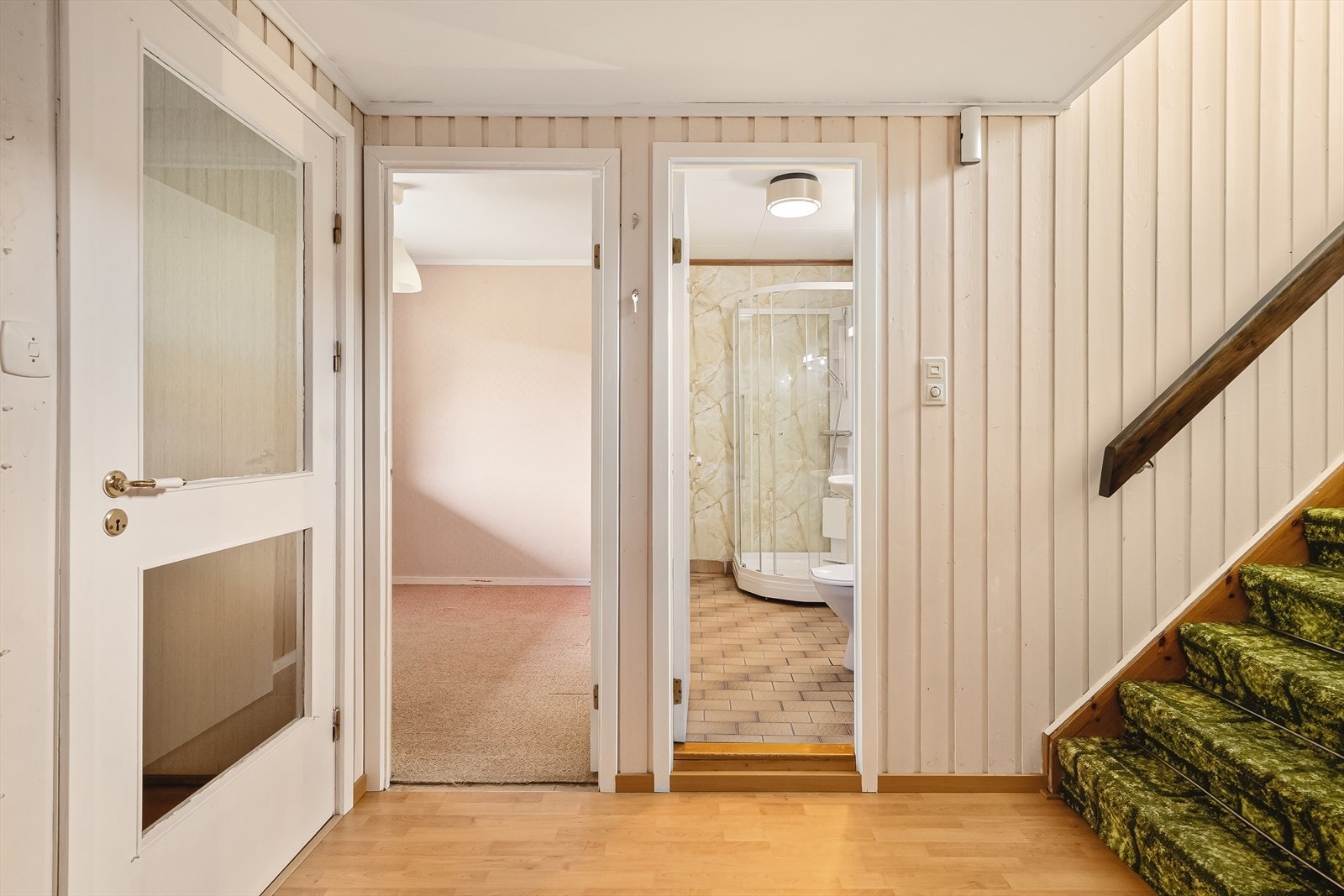 Trappen er en plassbygd tretrapp fra byggeår med lukkede trinn og teppe, samt lagringsplass under. Innvendige dører er hovedsakelig formpressede og av eldre årgang. Boligen har flere praktiske oppbevaringsløsninger med diverse boder og innebygde skap. Galleribilde