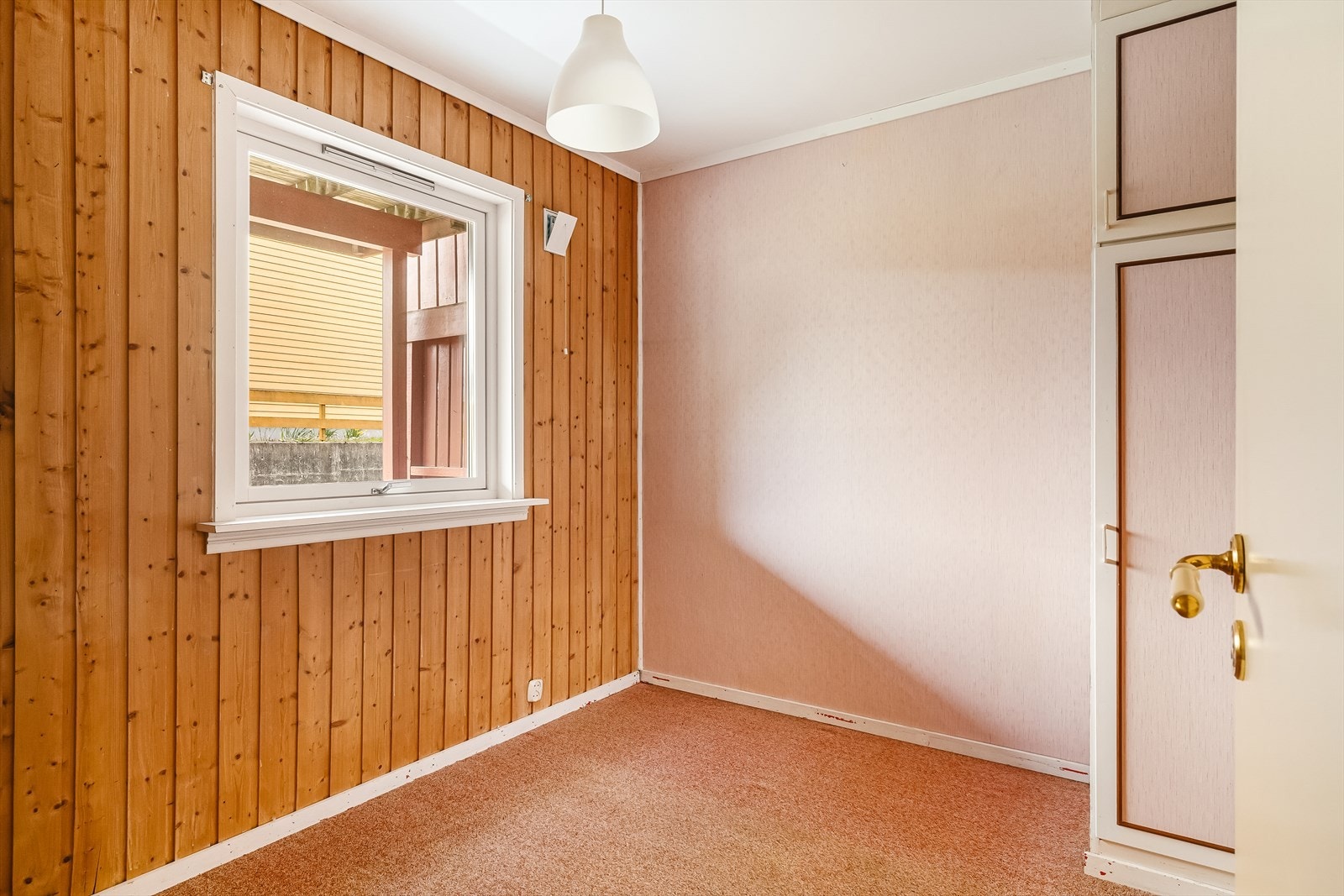 I boligen er det i dag tre soverom: to soverom (9,4 kvm og 6,7 kvm) befinner seg i 1.etasje, begge med innbygd garderobeskap. Galleribilde