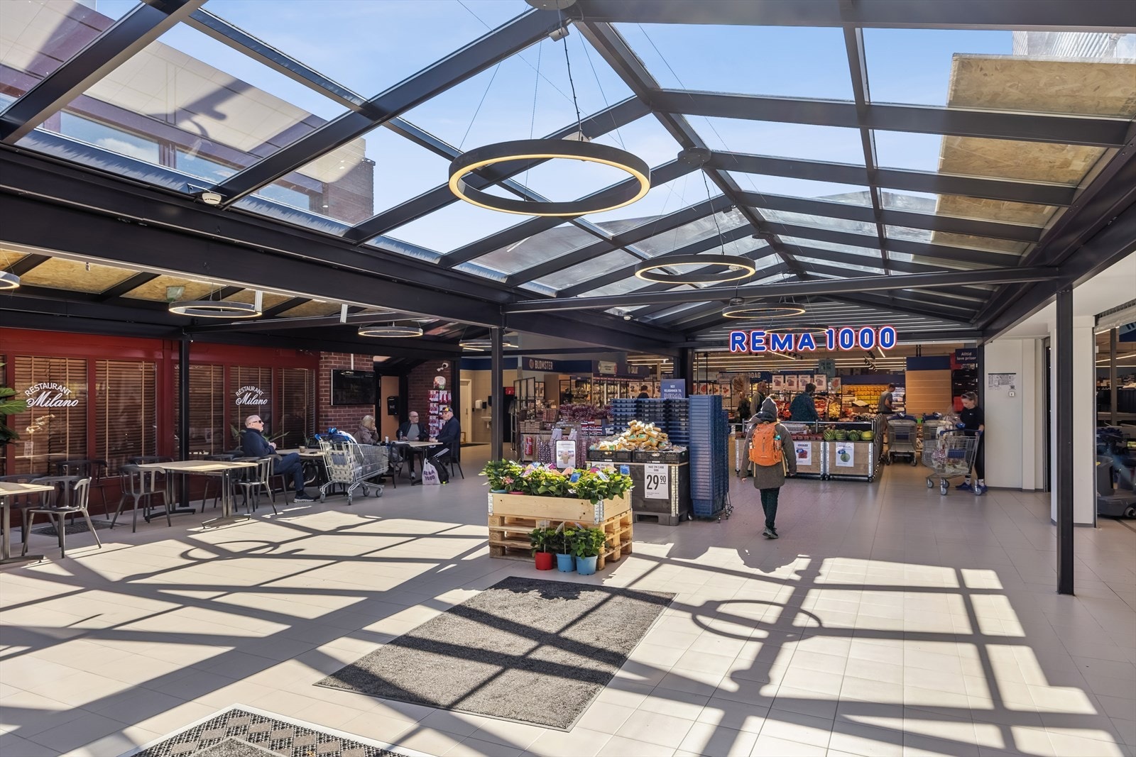 Det er også kort vei til Nardosenteret. Her finner man en ny og moderne Rema 1000, frisør, bakeri, Milano Restaurant, blomsterbutikk, apotek, legesenter og klesbutikk. Galleribilde