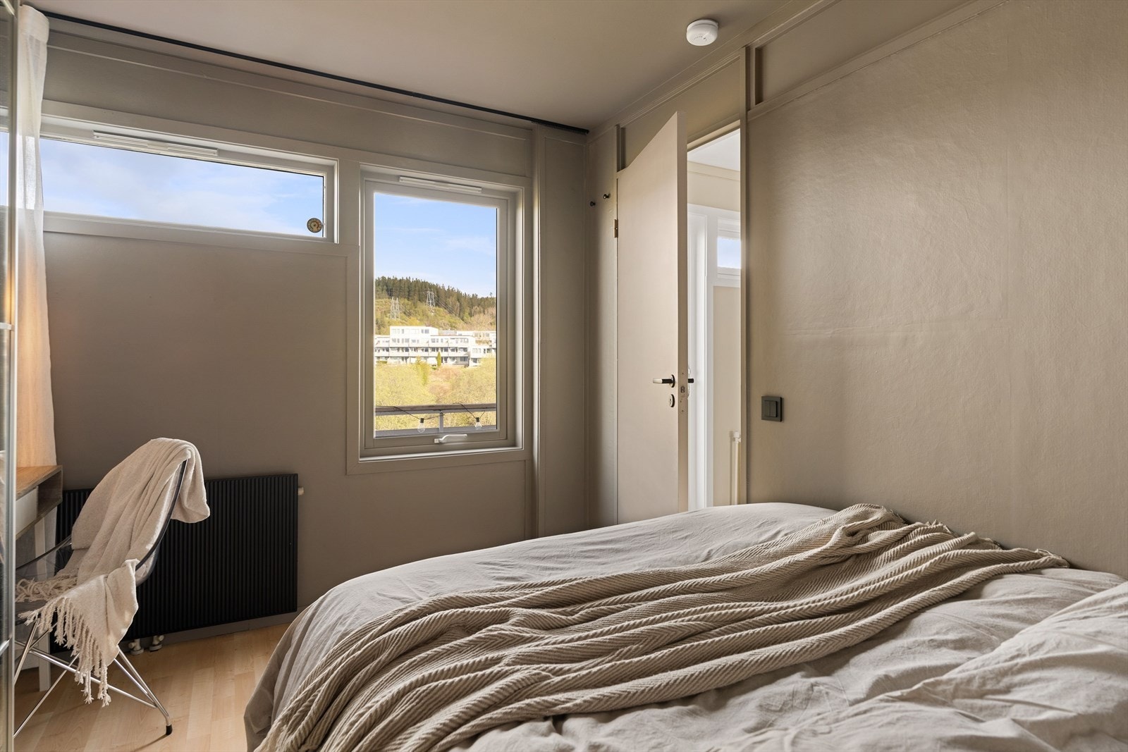 Rommet er innredet med et romslig garderobeskap, og det er ellers plass til skrivebord eller ytterligere oppbevaringsmøblement. Galleribilde