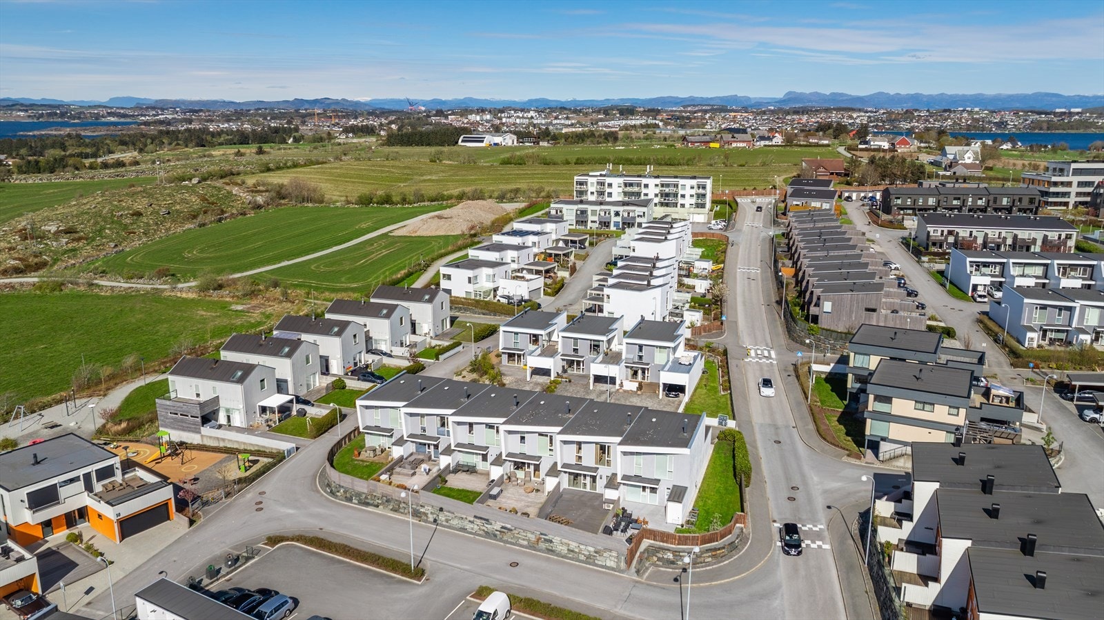 Flere skoler og barnehager i nærheten, som Storevarden skole og Havnealleen barnehage. Galleribilde