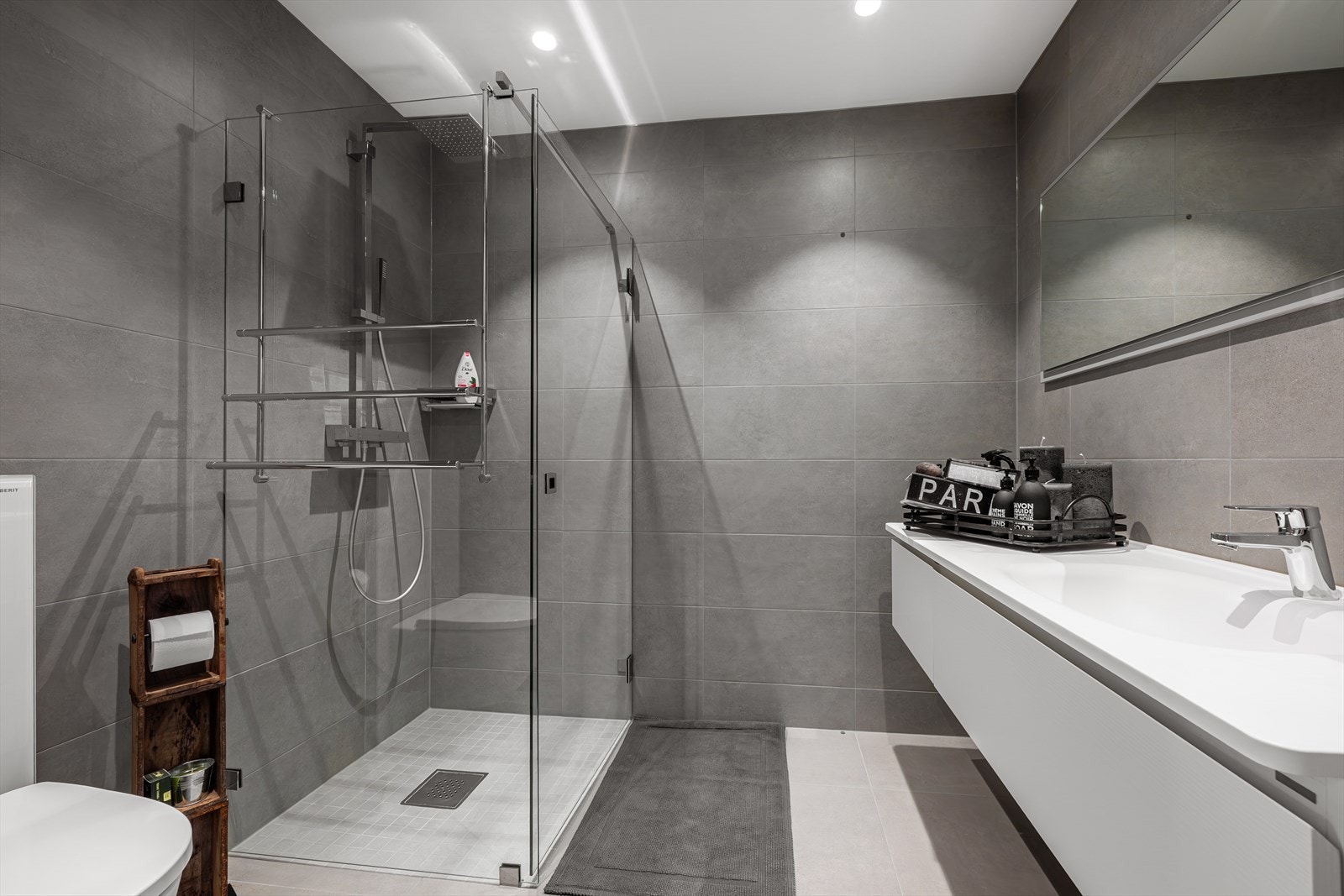 Dette badet har 60x60 fliser på gulv med varmekabler og 60x30 fliser på vegg. Galleribilde