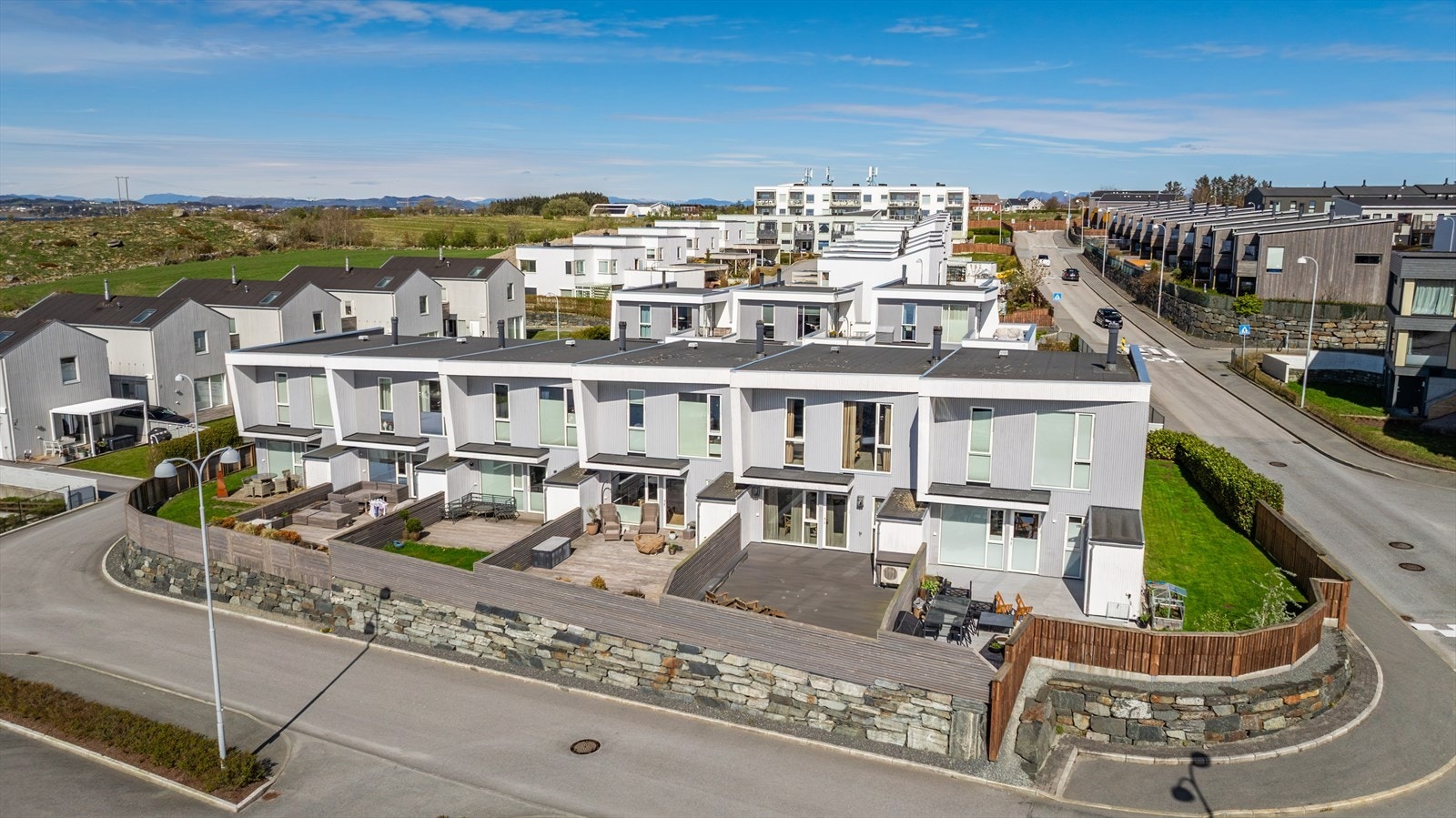 Boligen ligger i et etablert og familievennlig boligområde. Galleribilde