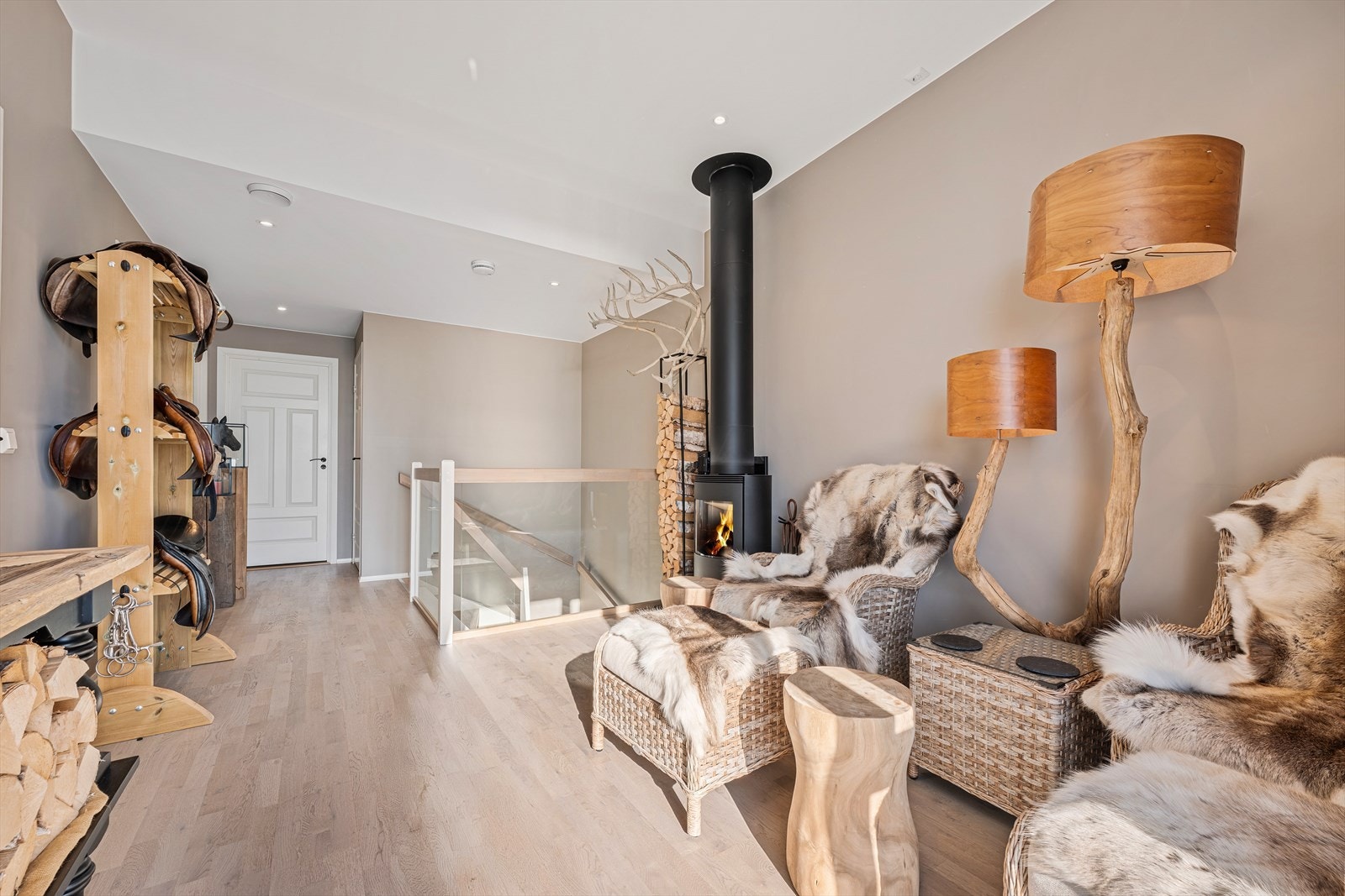Trapperommet har et elegant rekkverk i glass med håndløper i eik. Galleribilde