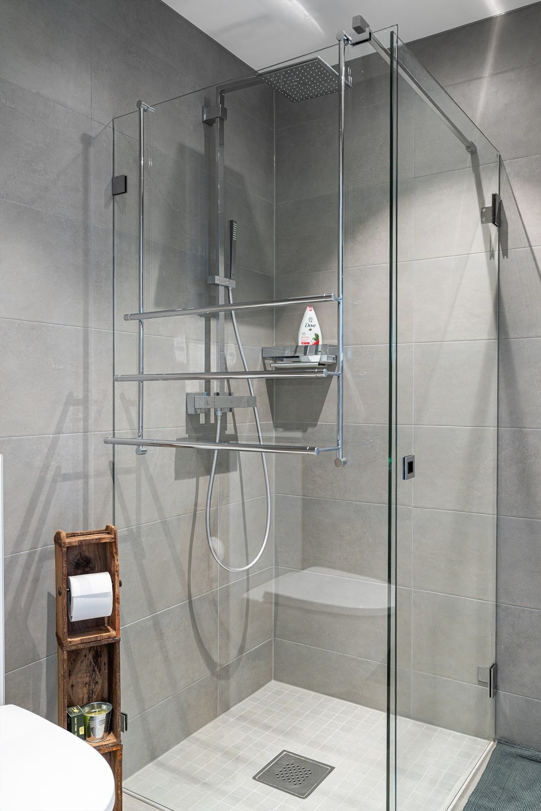 Badet i første etasje har dusjhjørne med glassvegger og mosaikkfliser i dusjsonen. Galleribilde