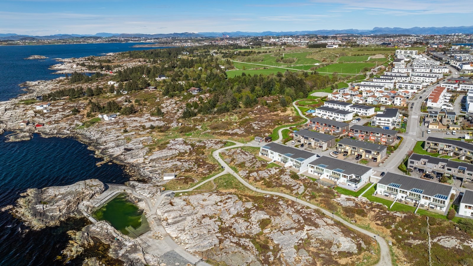 En attraktiv beliggenhet med umiddelbar nærhet til både natur og servicetilbud. Galleribilde
