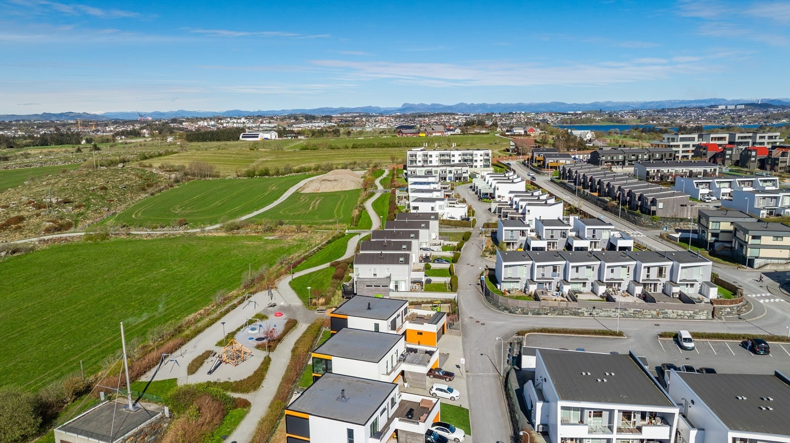 Lekeplasser og grøntarealer gjør dette til et ideelt område for barnefamilier. Galleribilde