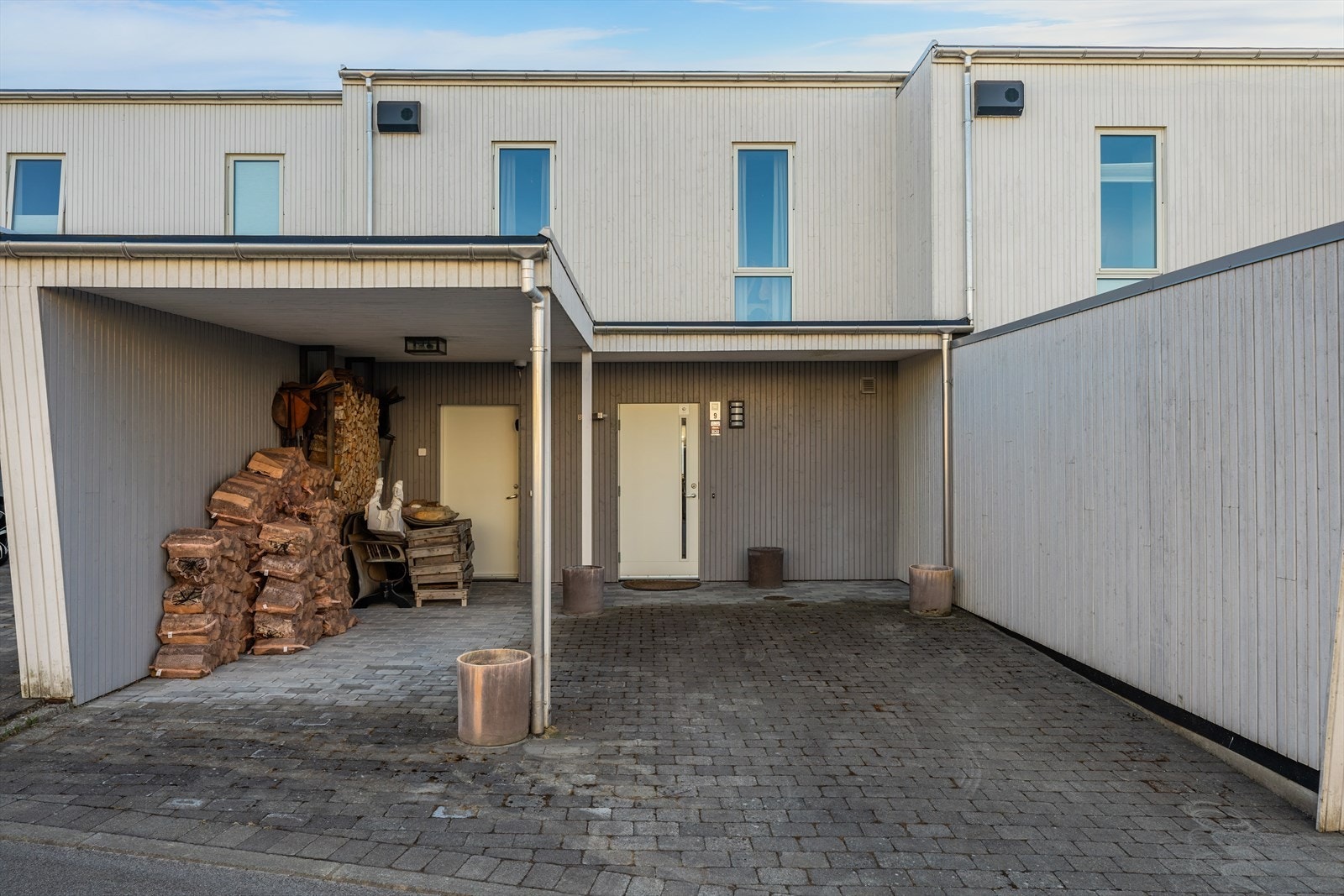 Boligen har egen carport med direkte adkomst til inngangspartiet. Galleribilde