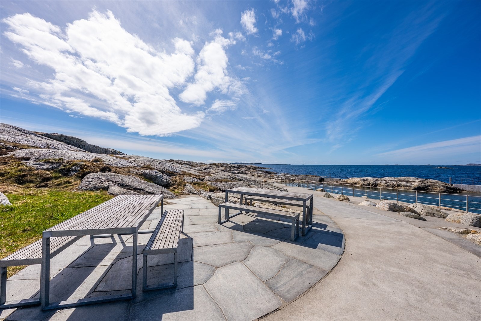 Kort vei til sjøen og det flotte kystlandskapet. Galleribilde