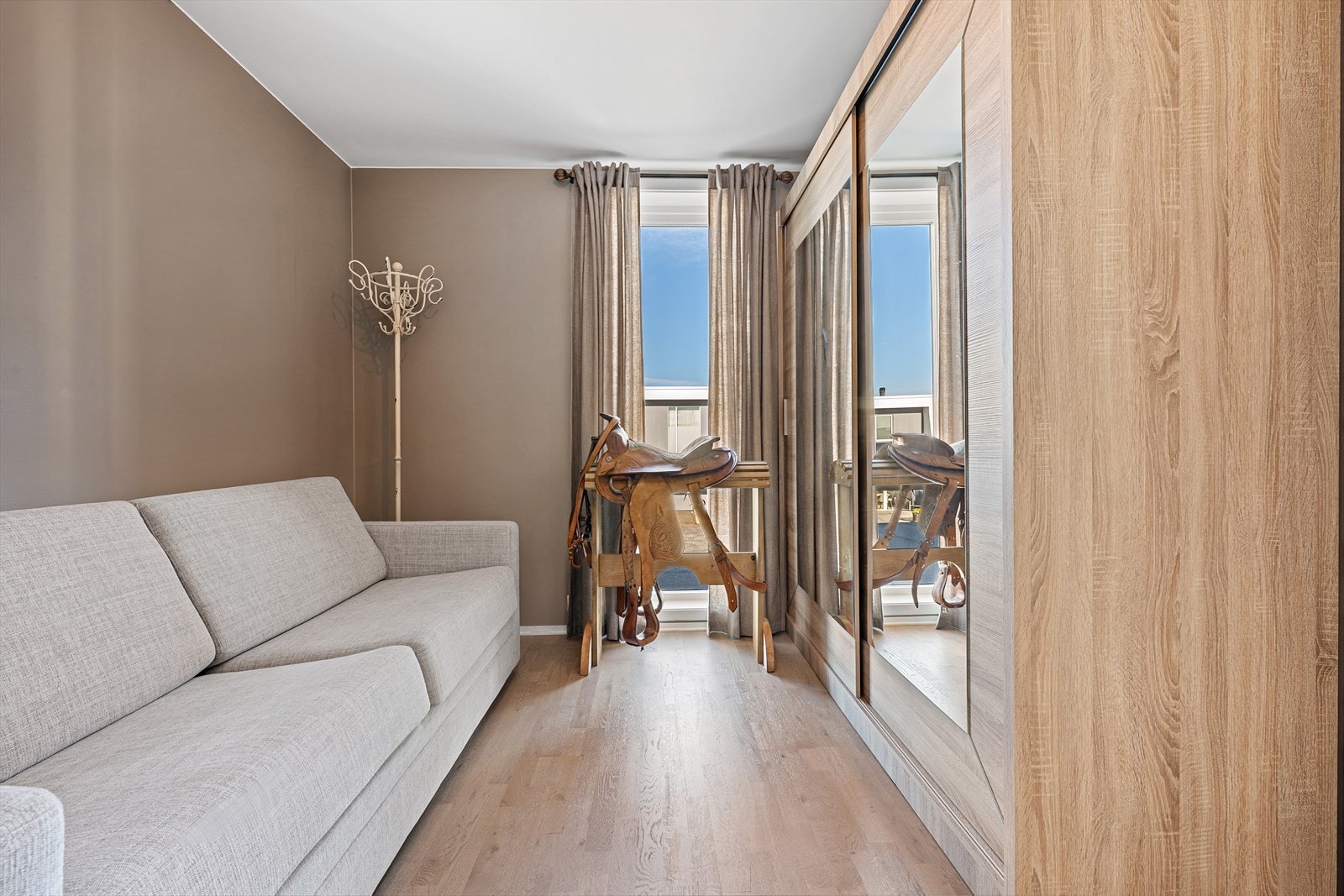God plass til garderobeskap for effektiv oppbevaring. Galleribilde
