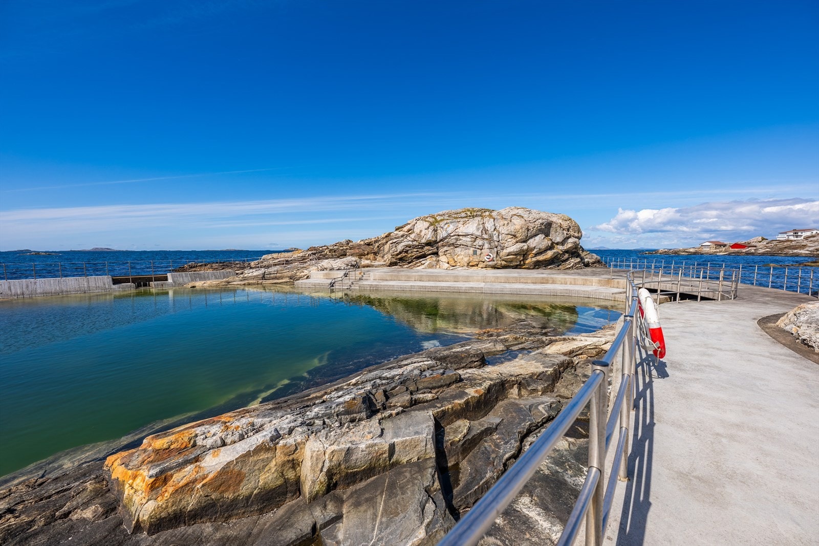 Nyt dagene ved sjøen, kun en kort spasertur fra boligen. Galleribilde