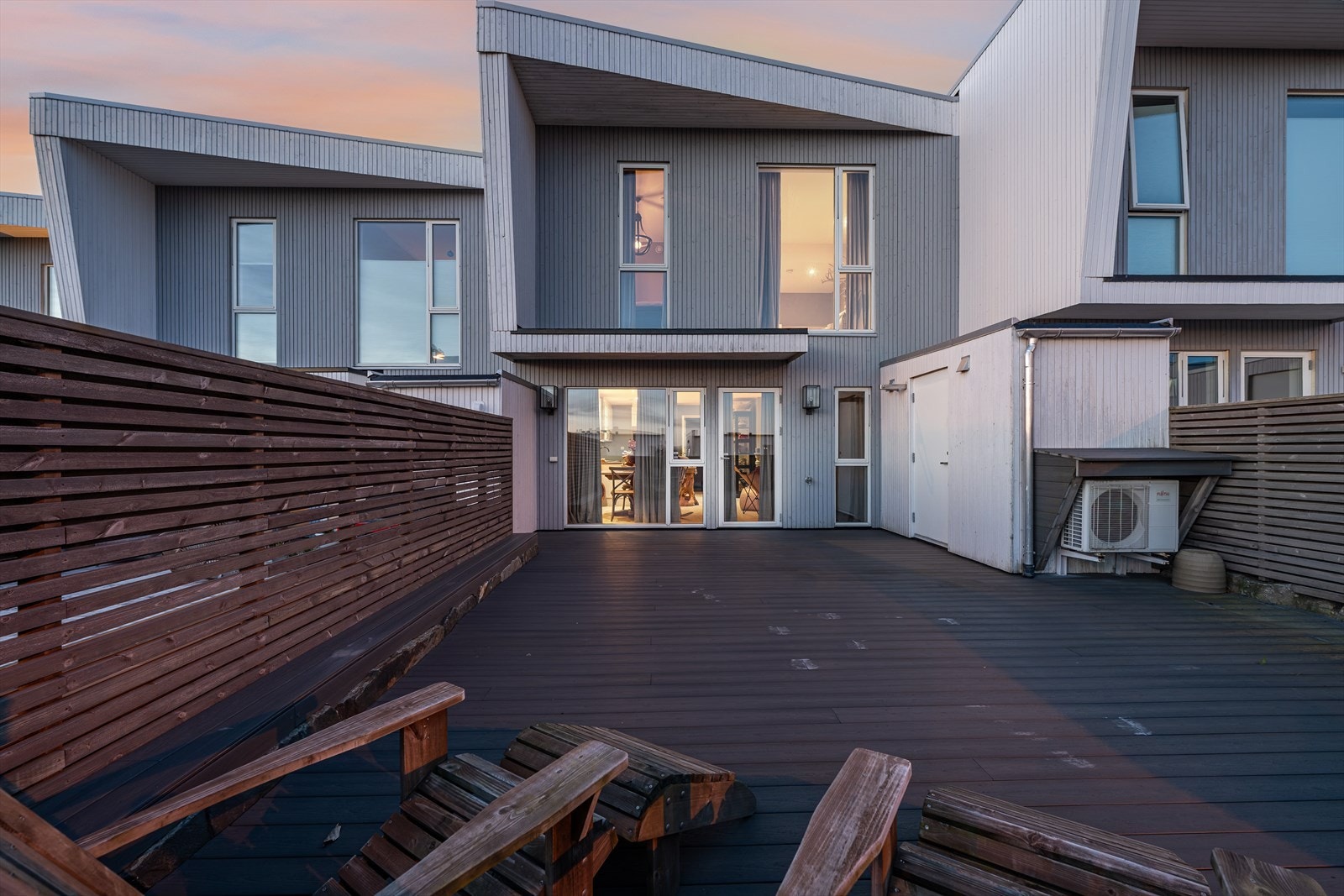 Terrassen er utført med vedlikeholdsfrie terrassebord. Galleribilde