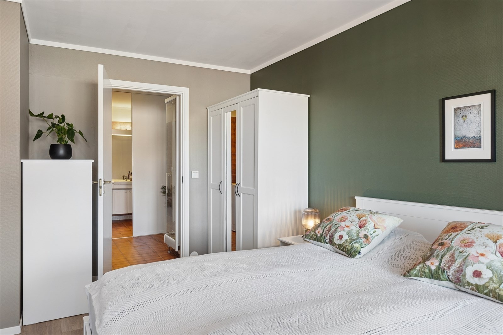Direkte adkomst til bad/vaskerom. God plass til garderobe. Galleribilde