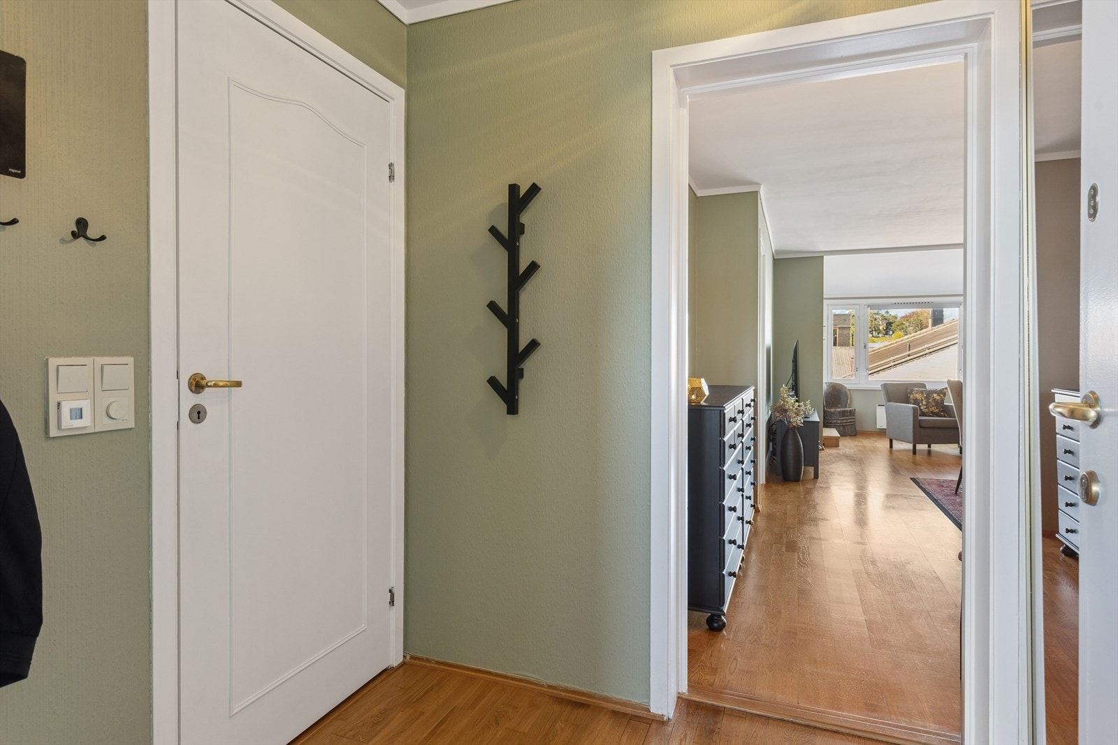 Entré med skyvedørsgarderobe. Galleribilde