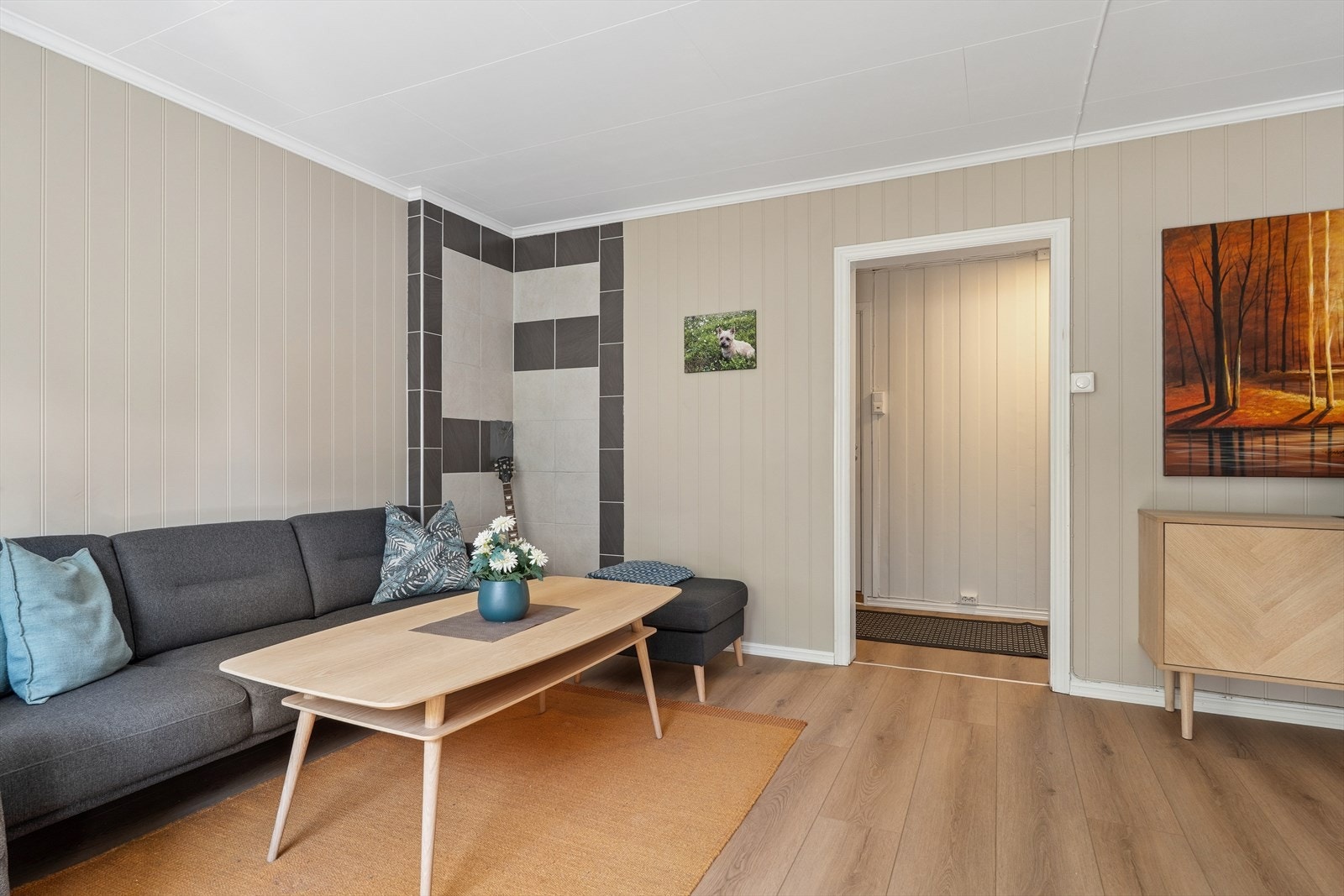 Stuen er lys og romslig med god plass til sofagruppe og spisegruppe. Det er mulighet for å sette inn ildsted dersom ny eier ønsker det. Galleribilde