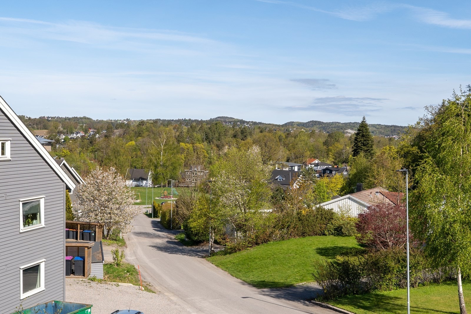 Her bor du med gangavstand til dagligvarebutikk, skole og barnehage - perfekt for de som ønsker en praktisk og behagelig hverdag. Galleribilde