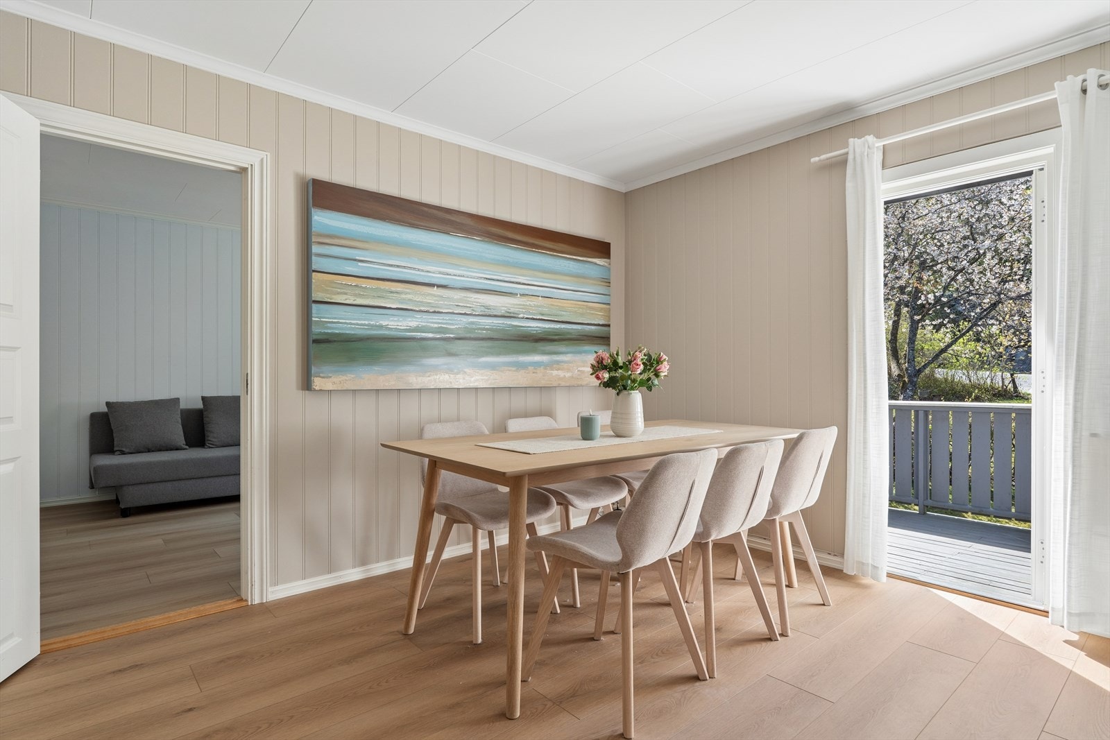 Leiligheten ligger fint til i byggets 2. etasje i et veldrevet og trivelig borettslag. Galleribilde