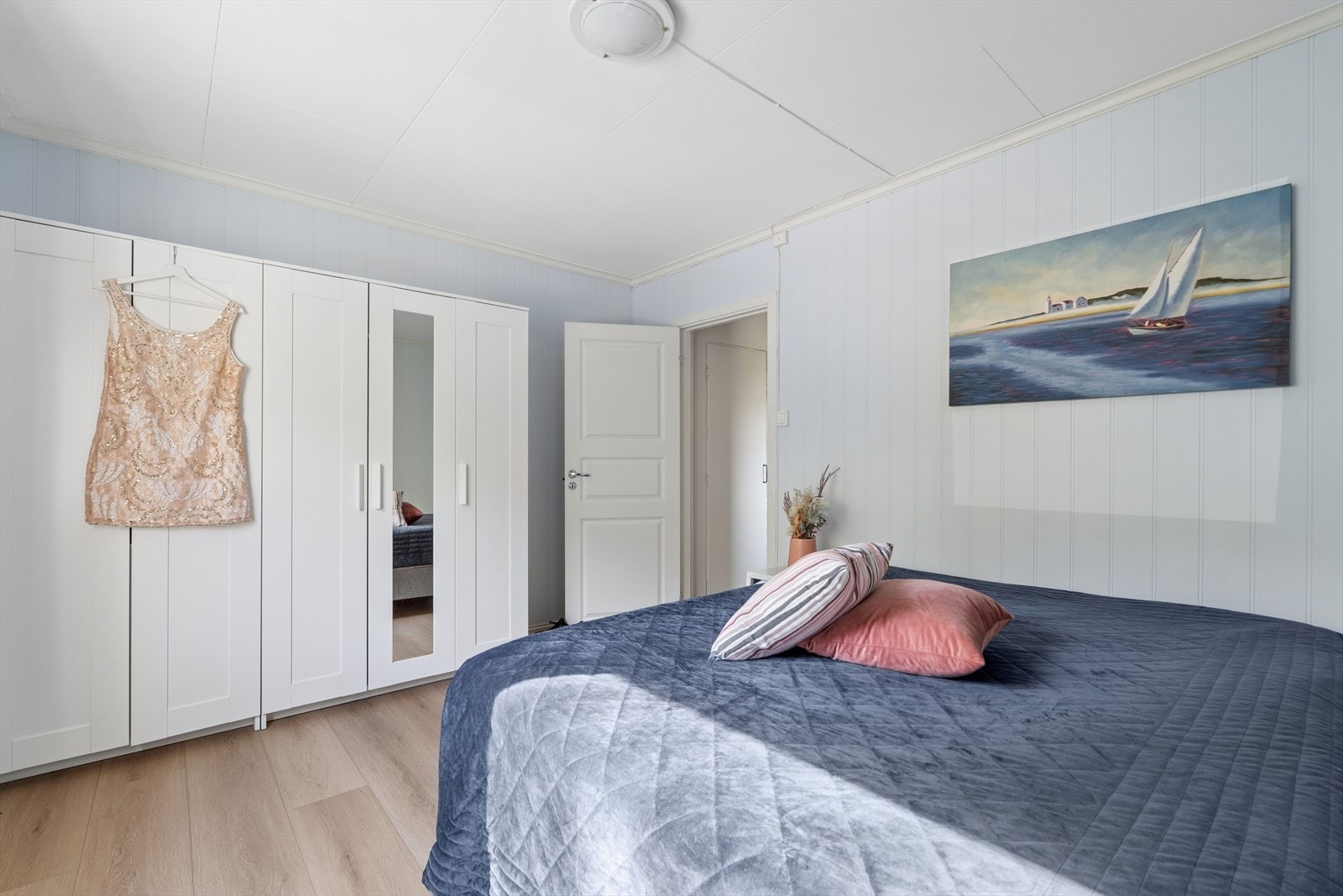 Soverommet er utstyrt med garderobeskap for oppbevaring. Galleribilde