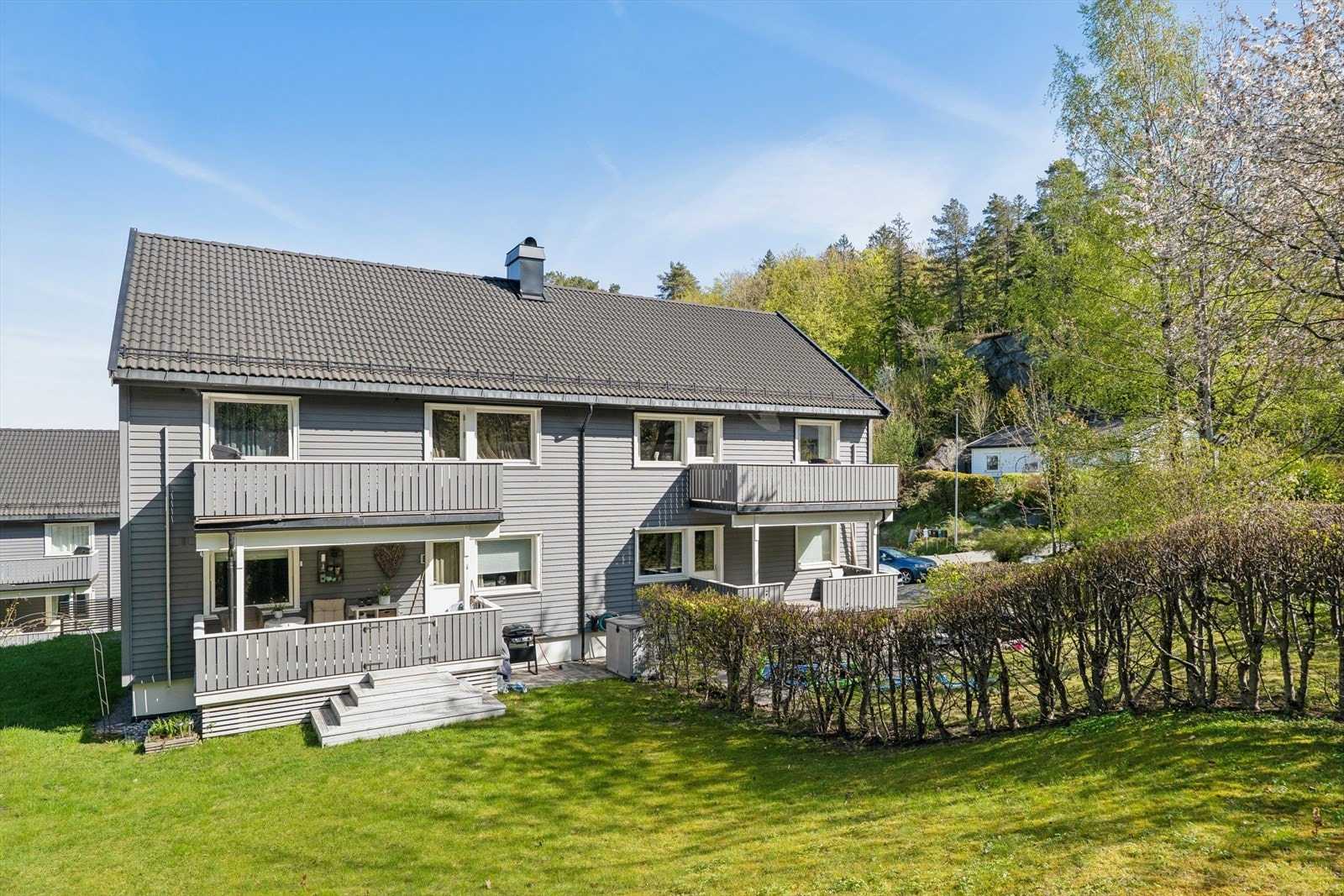 Eiendommen ligger i et attraktivt og etablert boligområde med en rolig og trivelig atmosfære, samtidig som du har kort vei til Sandefjord sentrum. Galleribilde