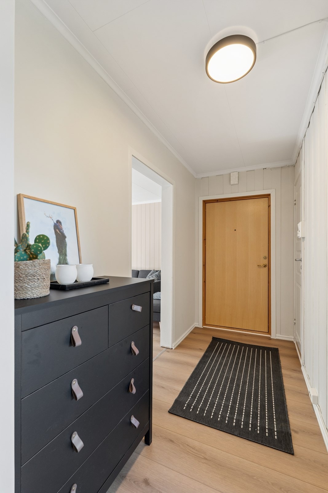 Fra inngangsdøren kommer du inn i en lys og praktisk entré med plass til å sette fra seg sko og yttertøy. Galleribilde