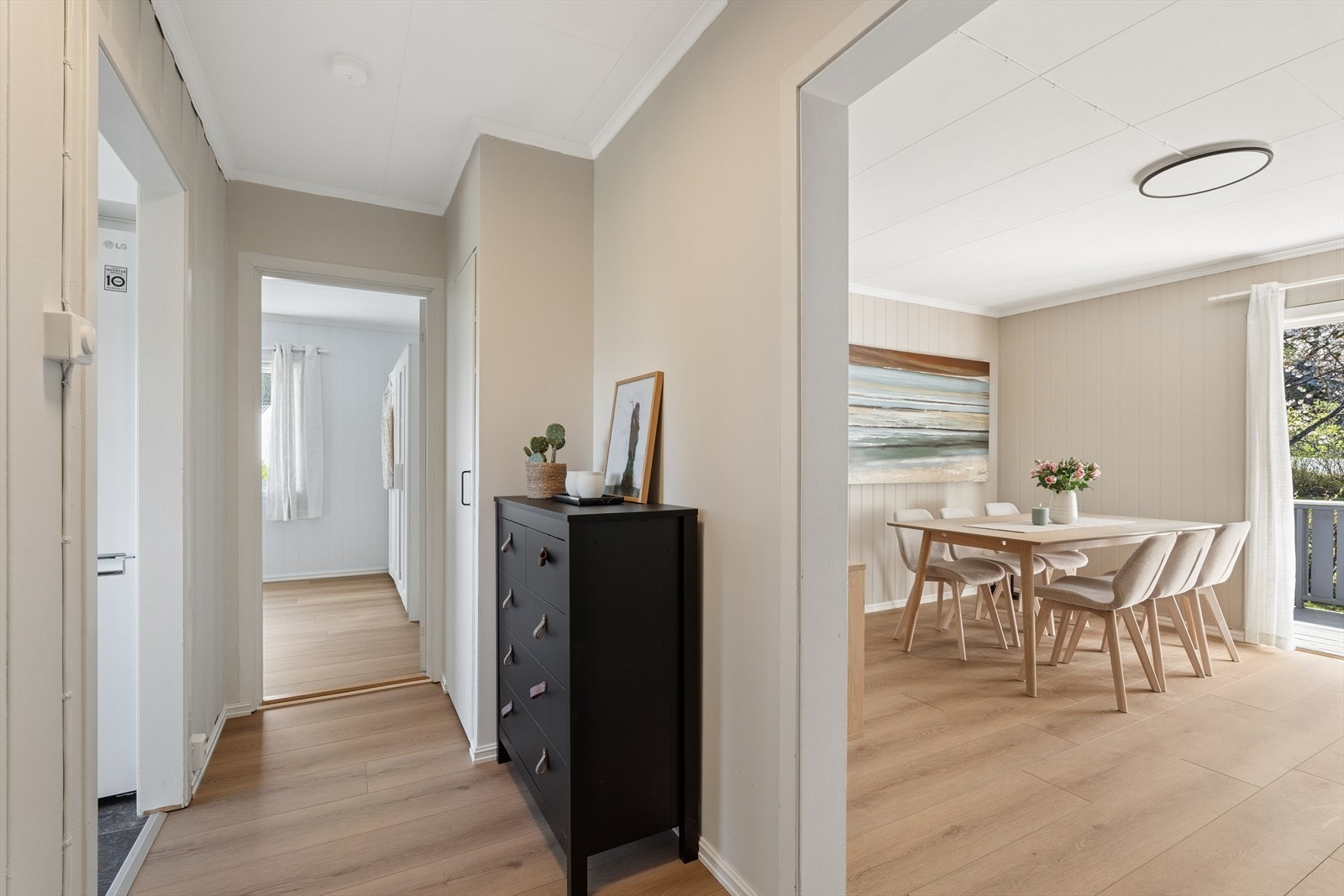Entréen er utstyrt med et integrert garderobeskap for oppbevaring. Galleribilde